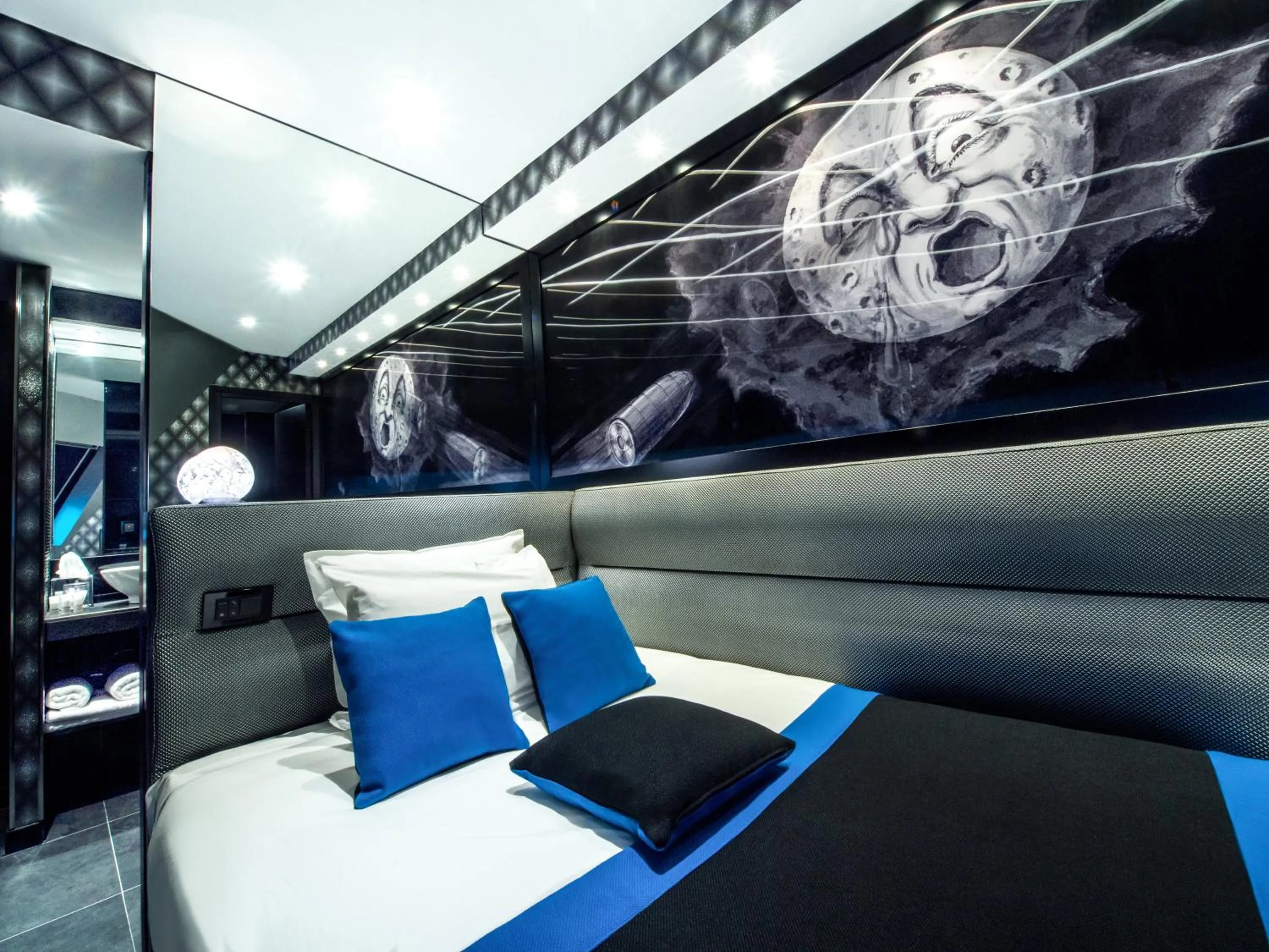 Bed in Hotel Splendor Elysées