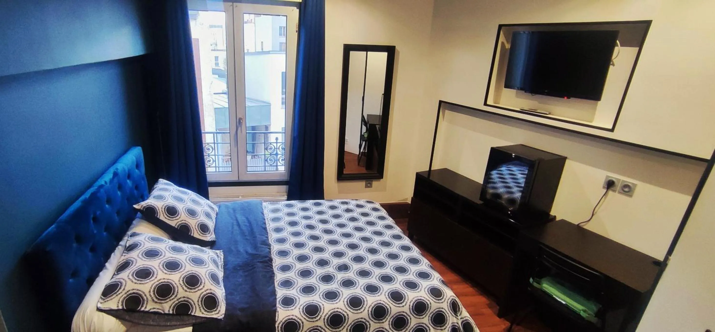 Photo of the whole room, Bed in Hôtel Moderne