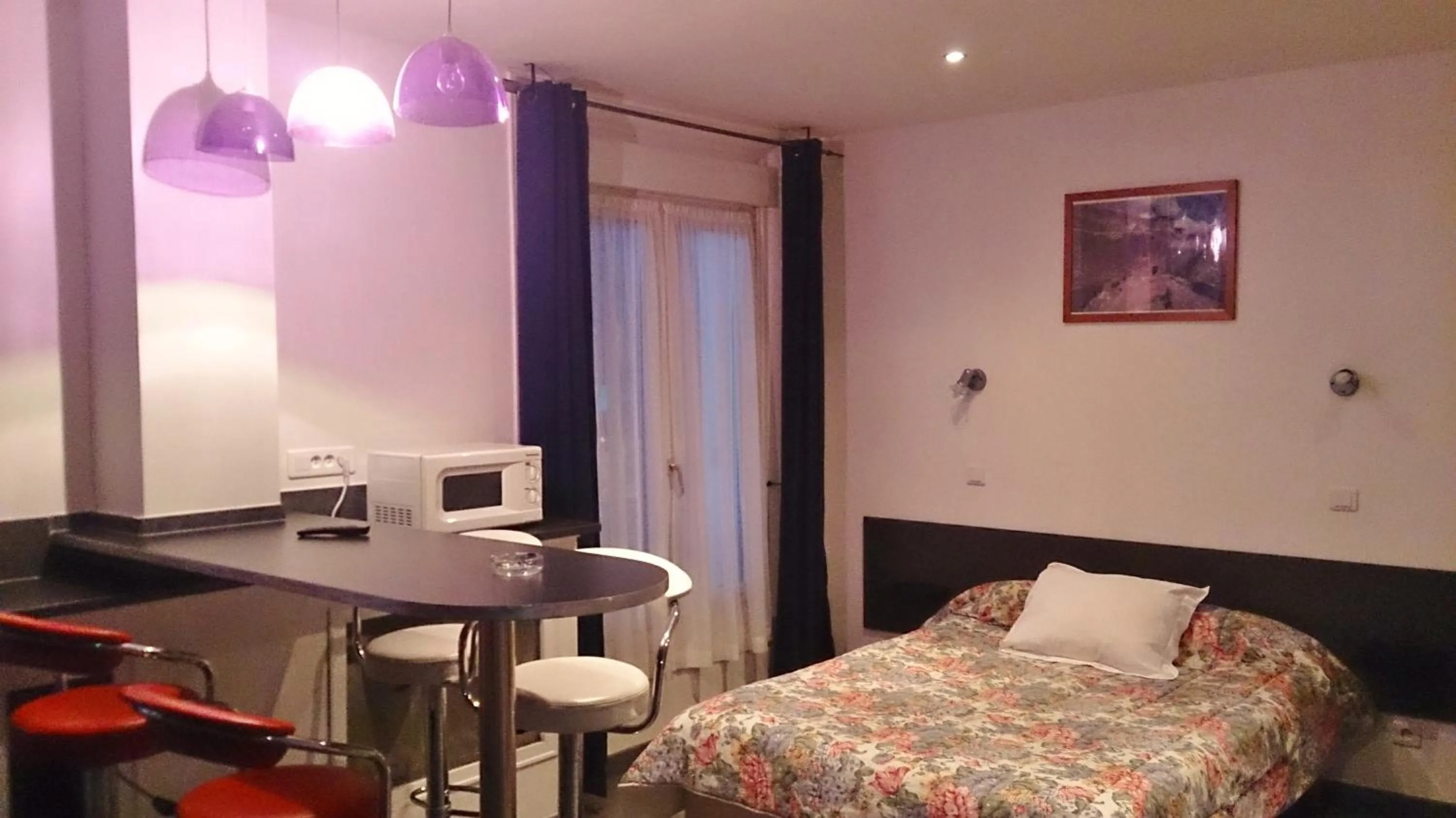 Photo of the whole room, Bed in Hôtel Moderne