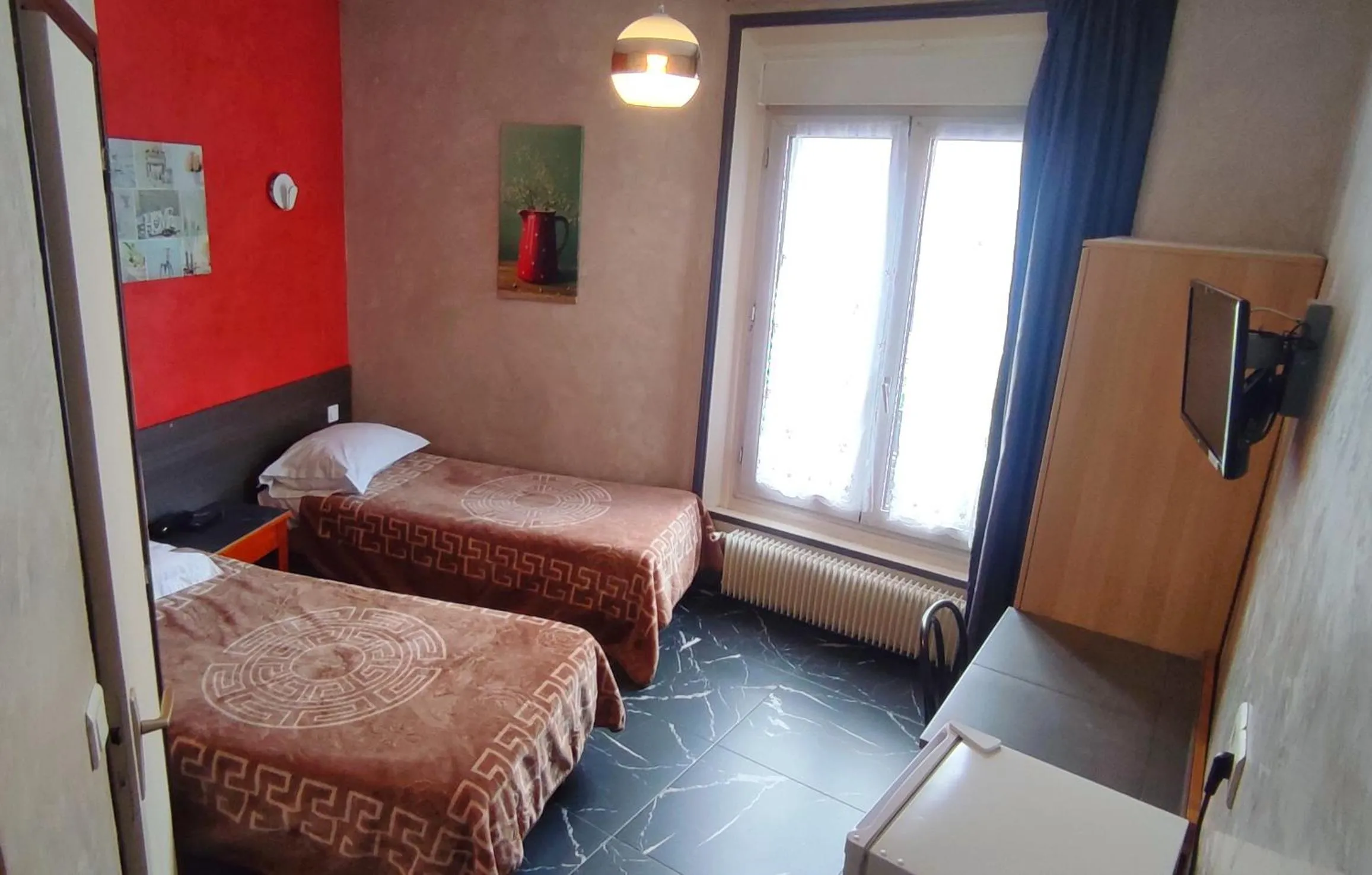 Photo of the whole room, Bed in Hôtel Moderne