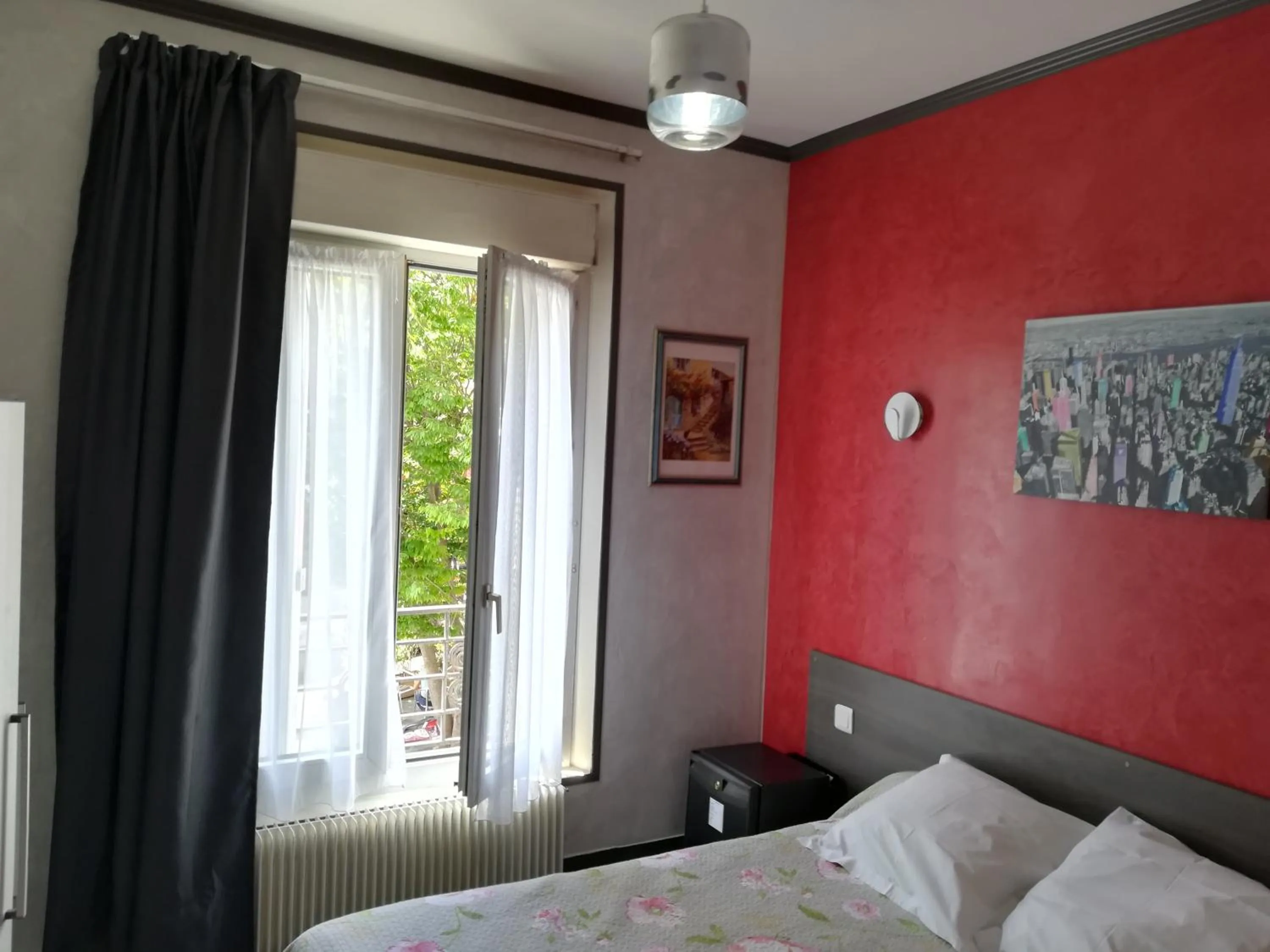 Photo of the whole room, Bed in Hôtel Moderne