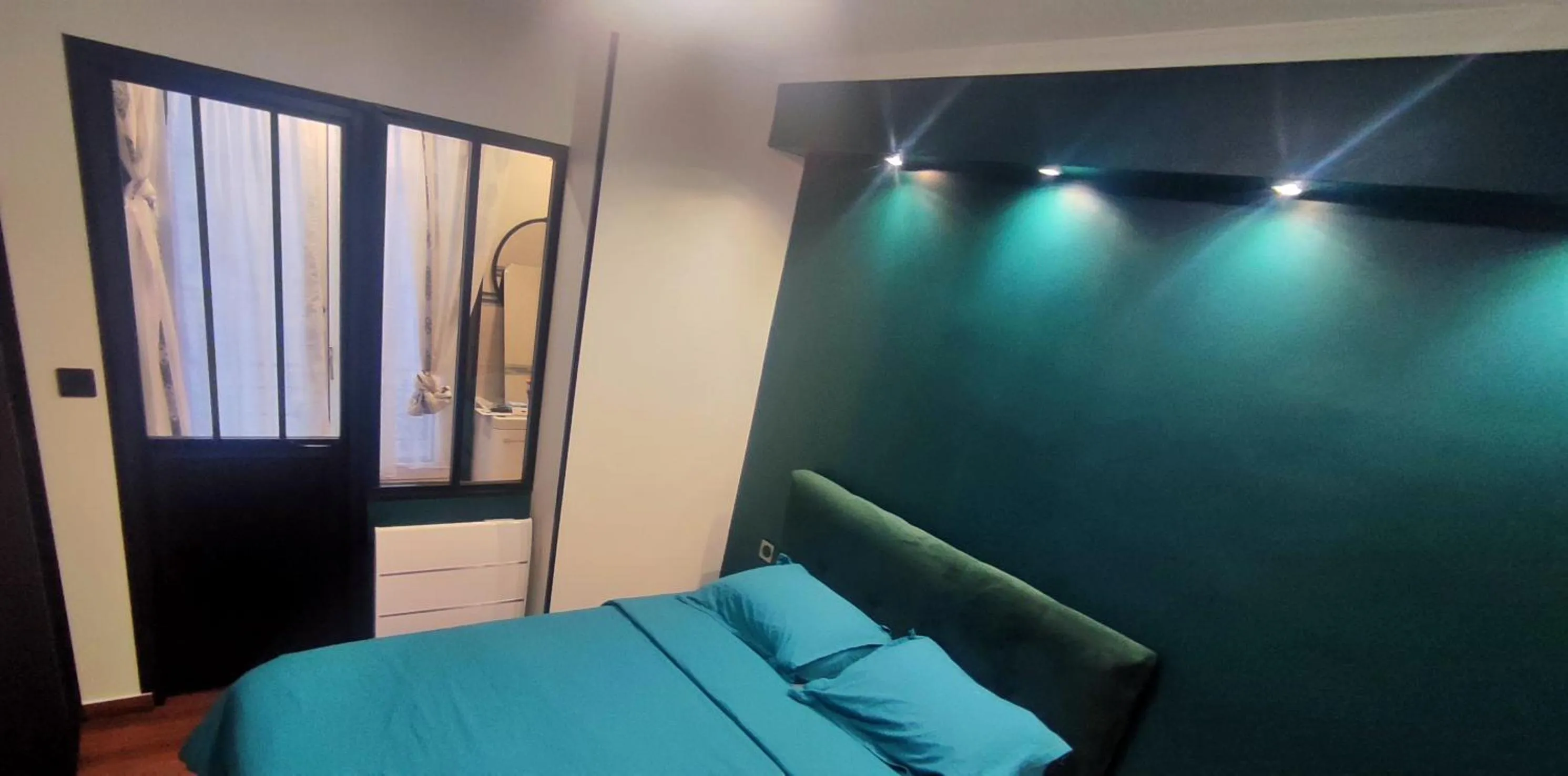 Photo of the whole room, Bed in Hôtel Moderne