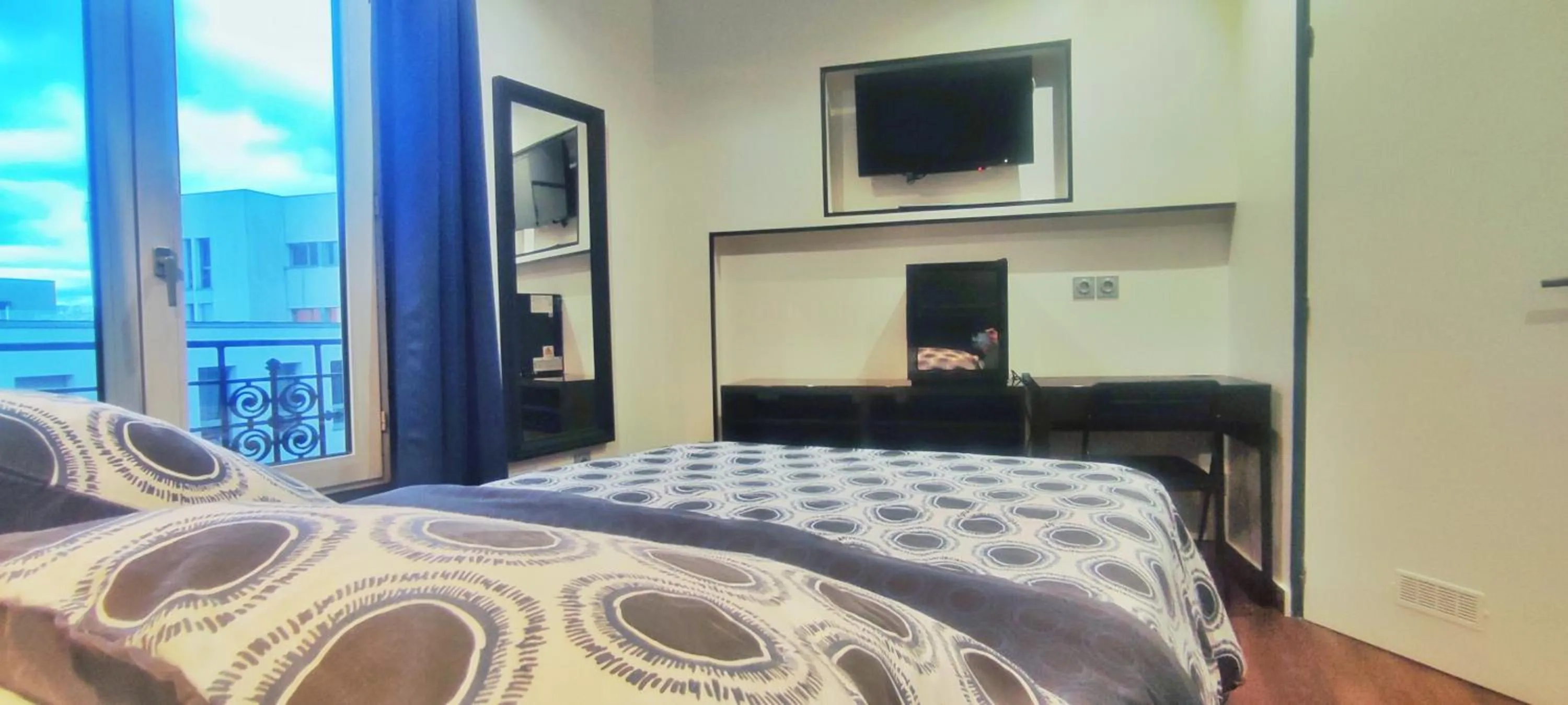 Bedroom, Bed in Hôtel Moderne