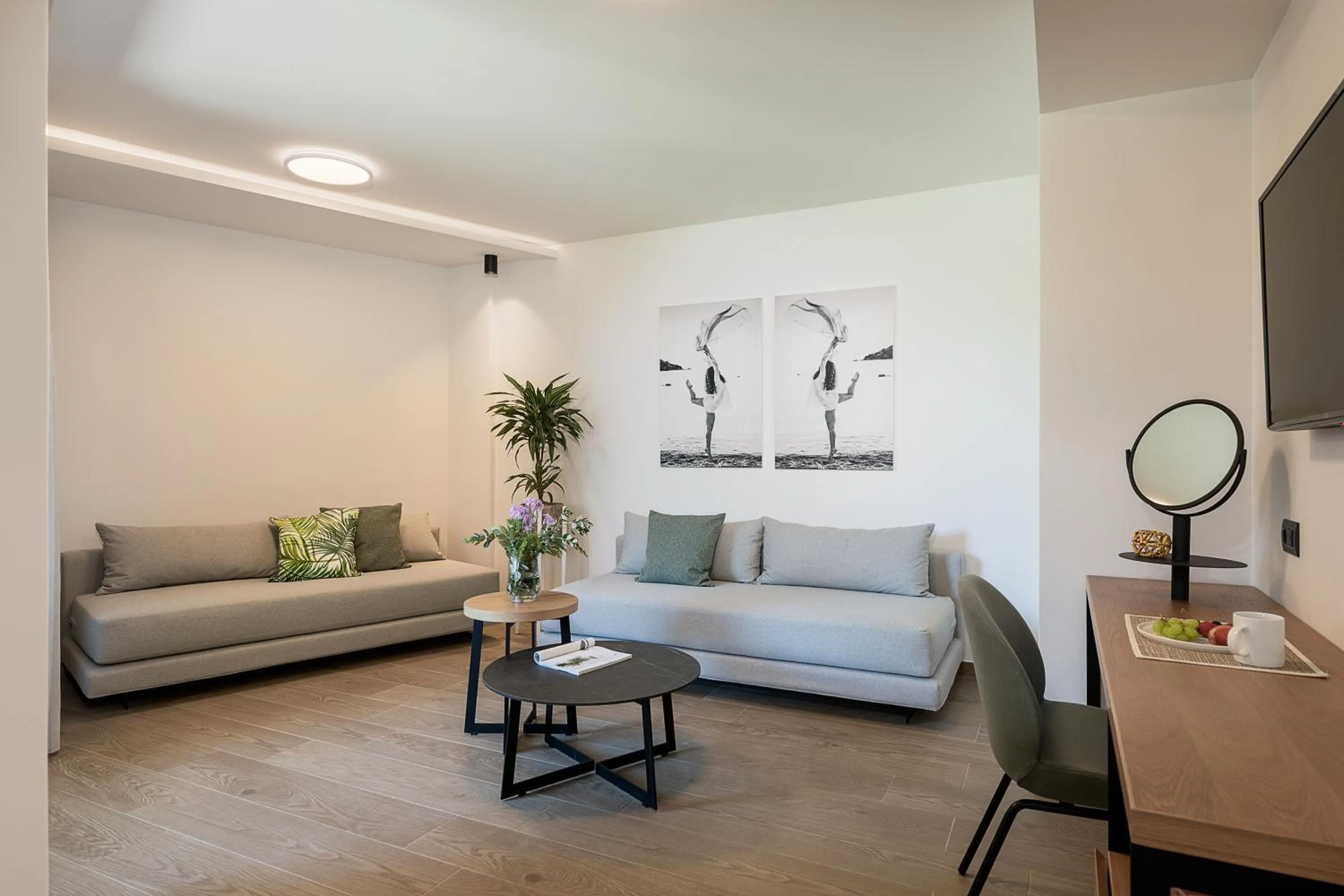 Library in Mossa Well Being Hotel - Heated pool and Wellness Spa