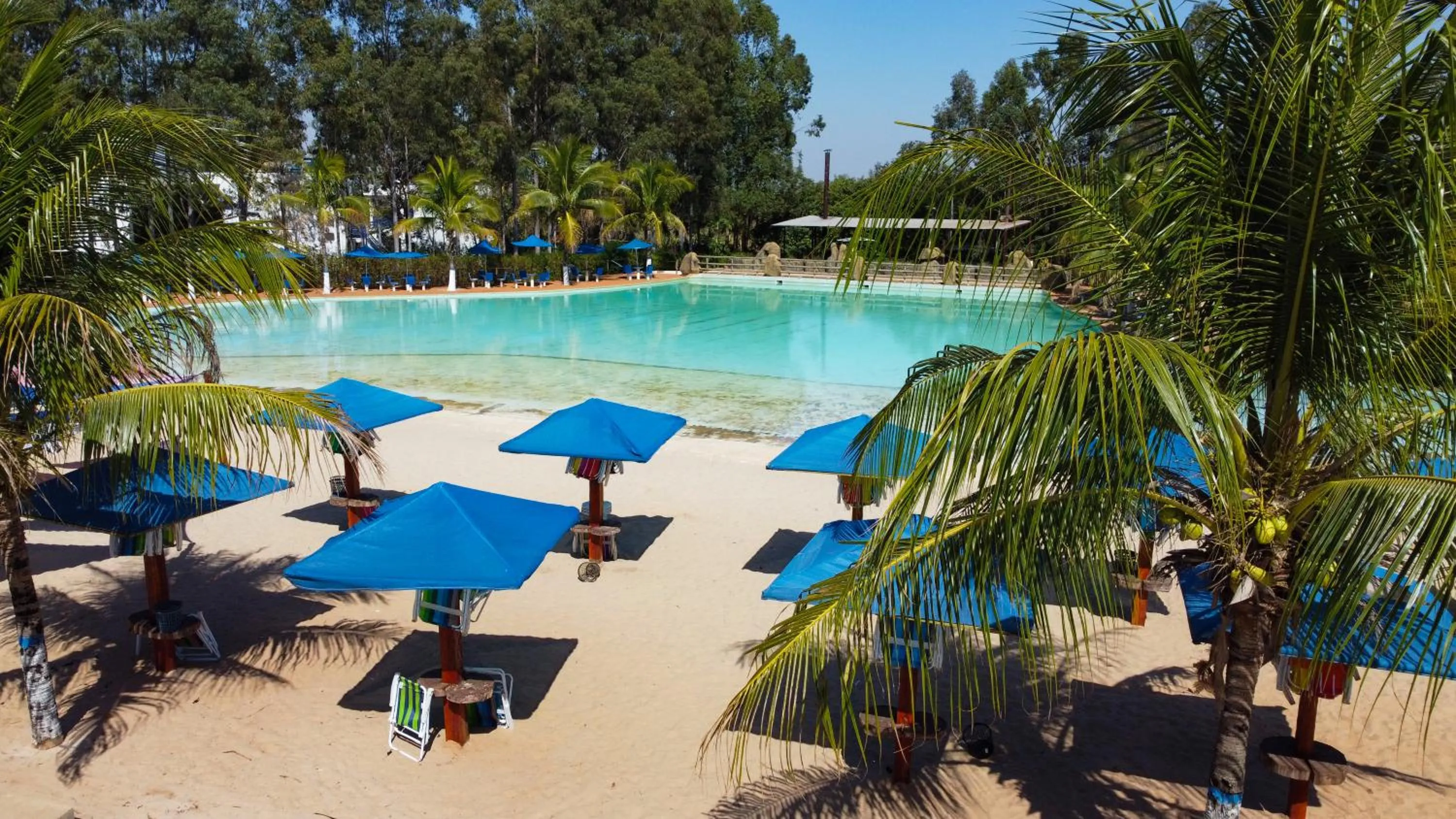 Swimming pool in Mirante Praia Hotel