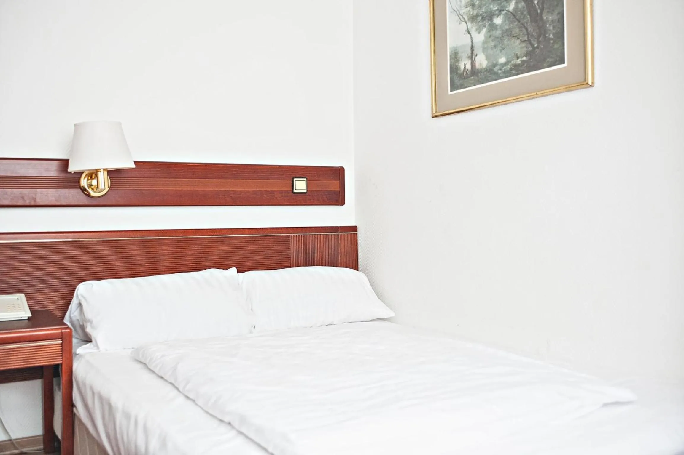 Photo of the whole room, Bed in Ravel International