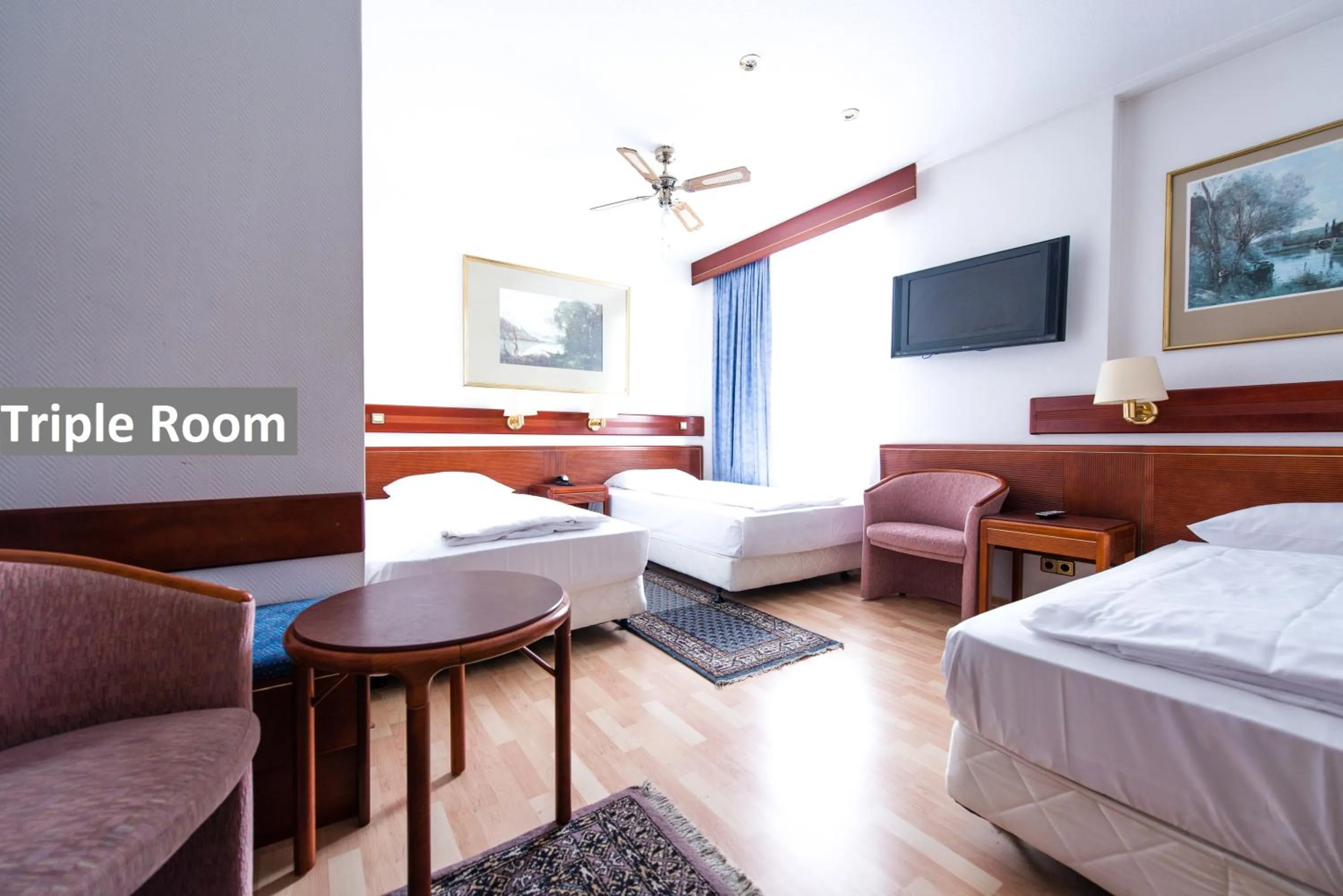 Photo of the whole room, Bed in Ravel International