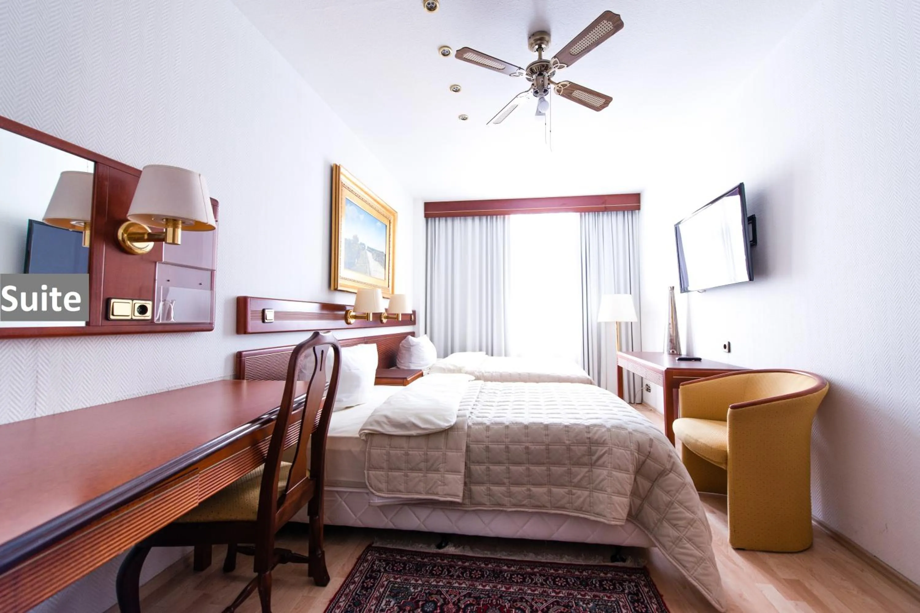 Photo of the whole room, Bed in Ravel International