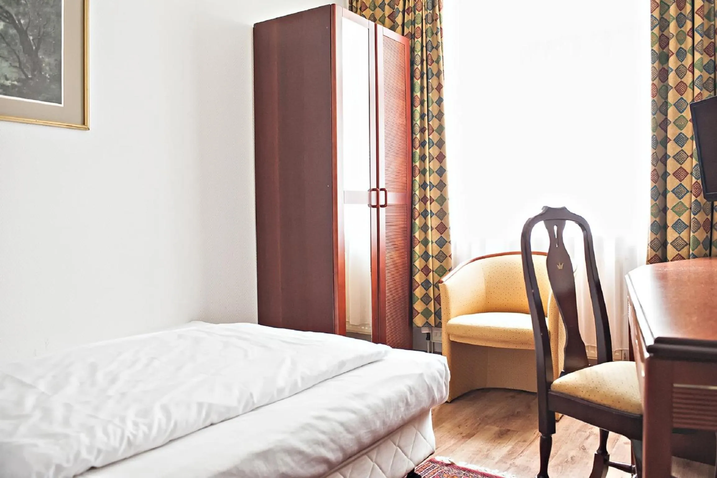 Photo of the whole room, Bed in Ravel International