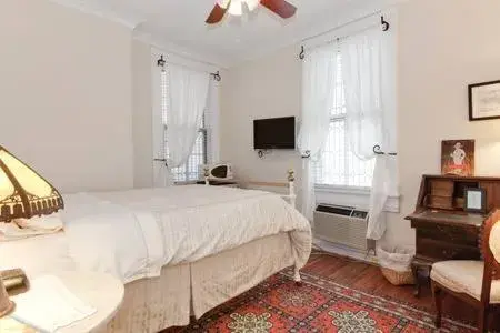 Deluxe Queen Room - single occupancy in Sojourn DuPont at The Circle Deluxe Queen Room - single occupancy in Sojourn DuPont at The Circle