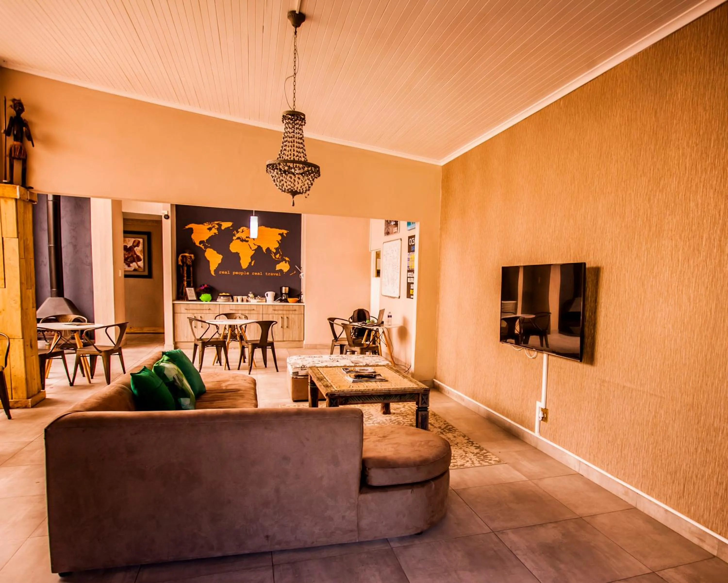 Communal lounge/ TV room in The Russel Guest House