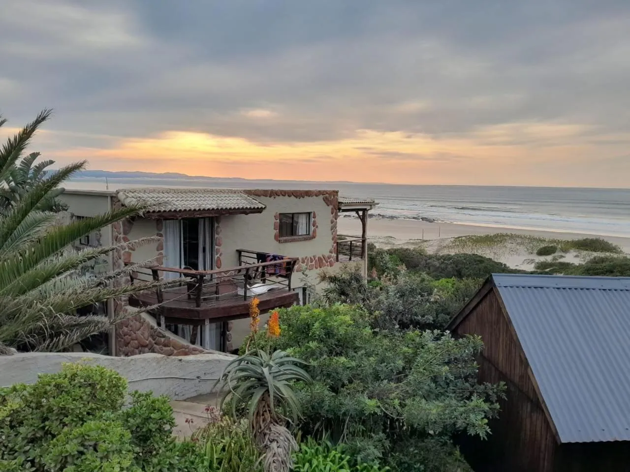 Property building in Island Vibe Backpackers Jeffreys Bay