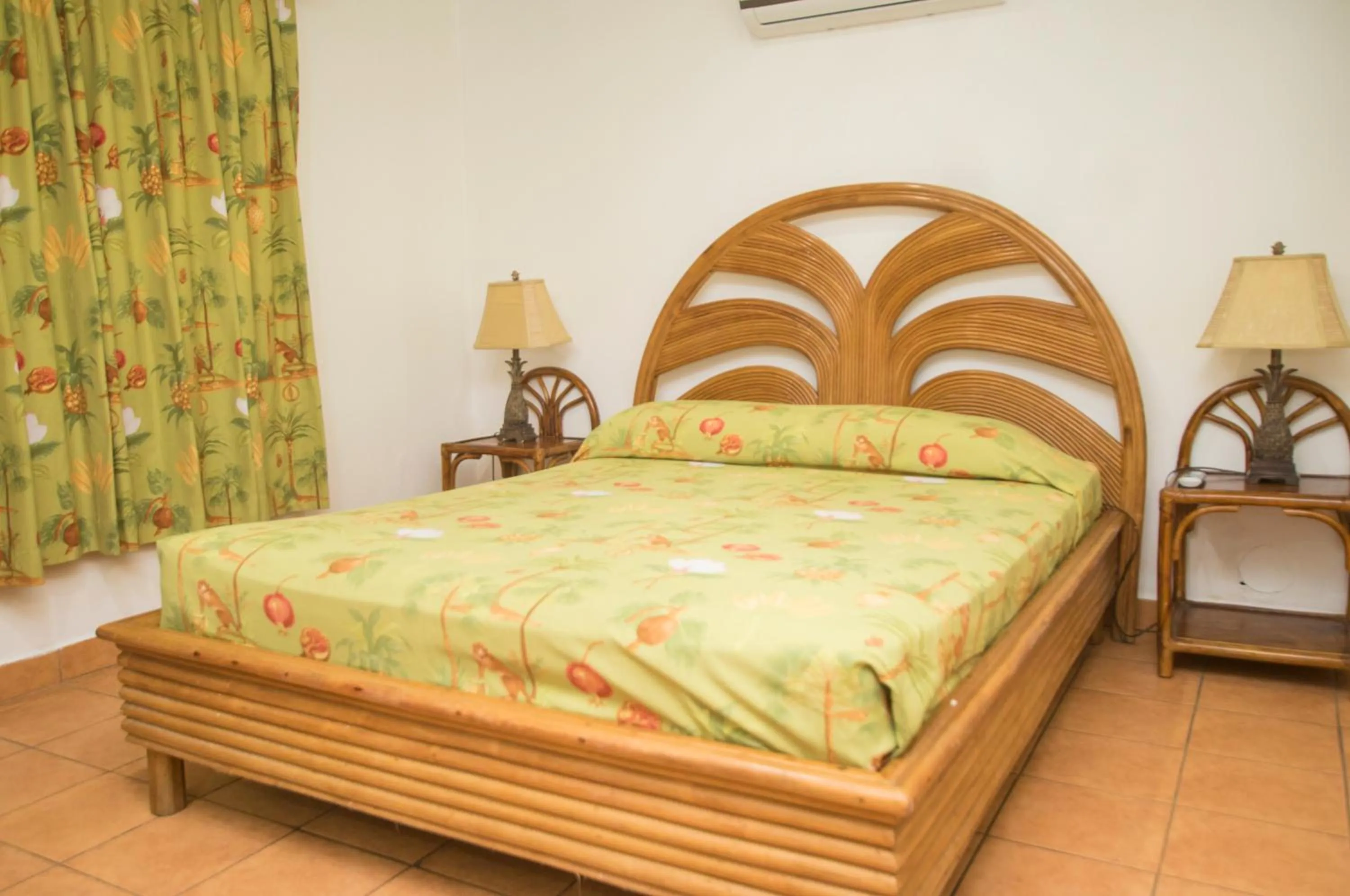 Photo of the whole room, Bed in Oceanfront Hotel Verde Mar direct access to the beach