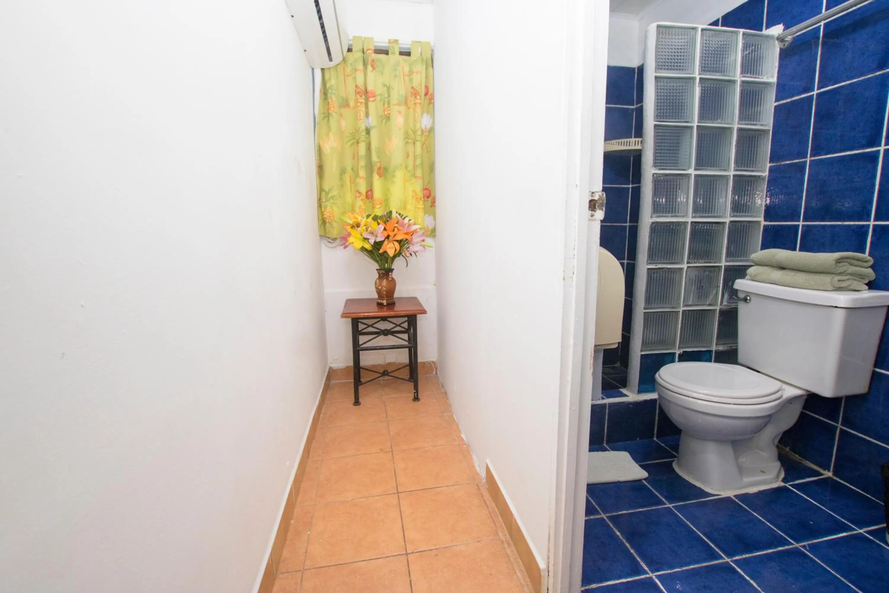 Bathroom in Oceanfront Hotel Verde Mar direct access to the beach