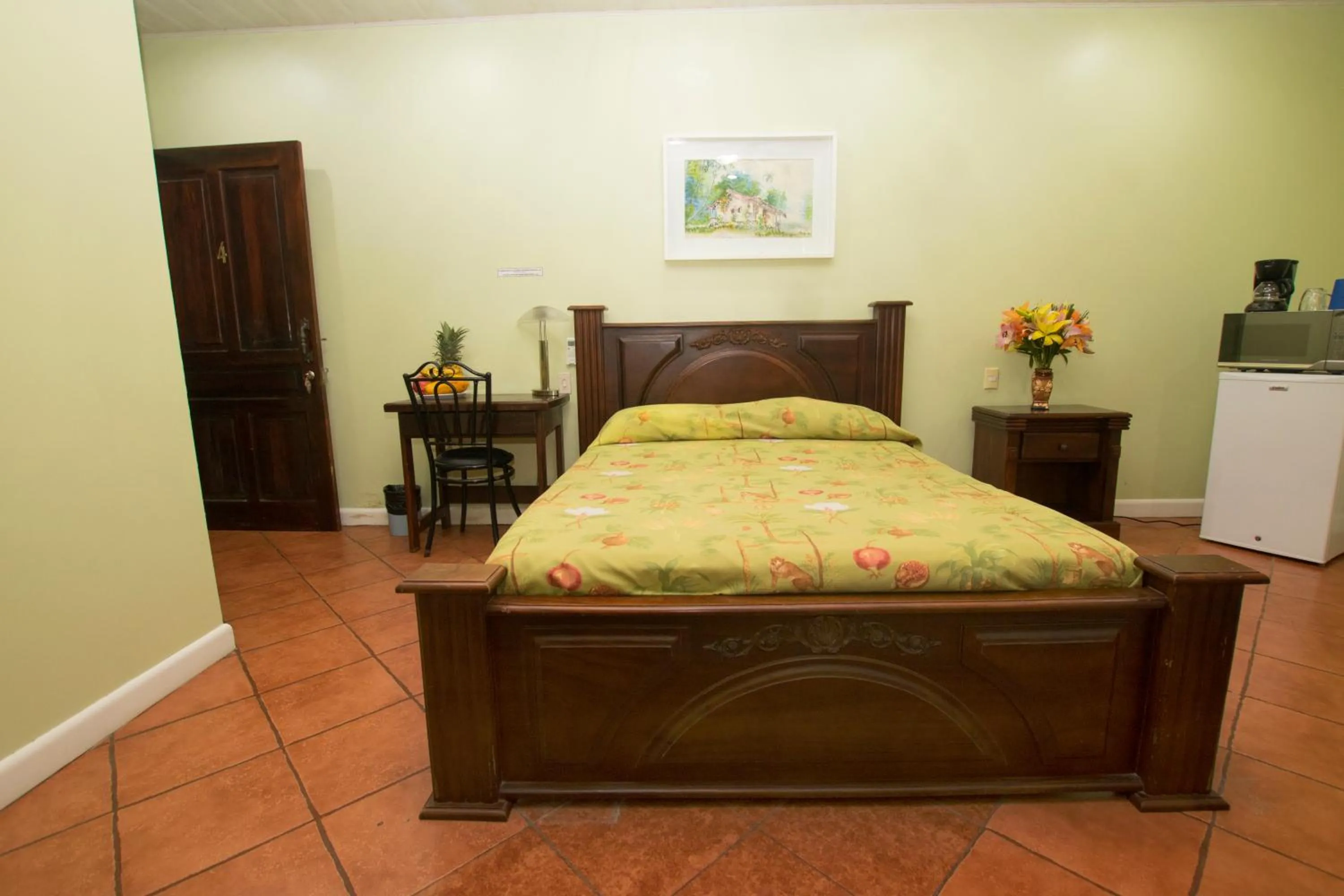 Photo of the whole room, Bed in Oceanfront Hotel Verde Mar direct access to the beach