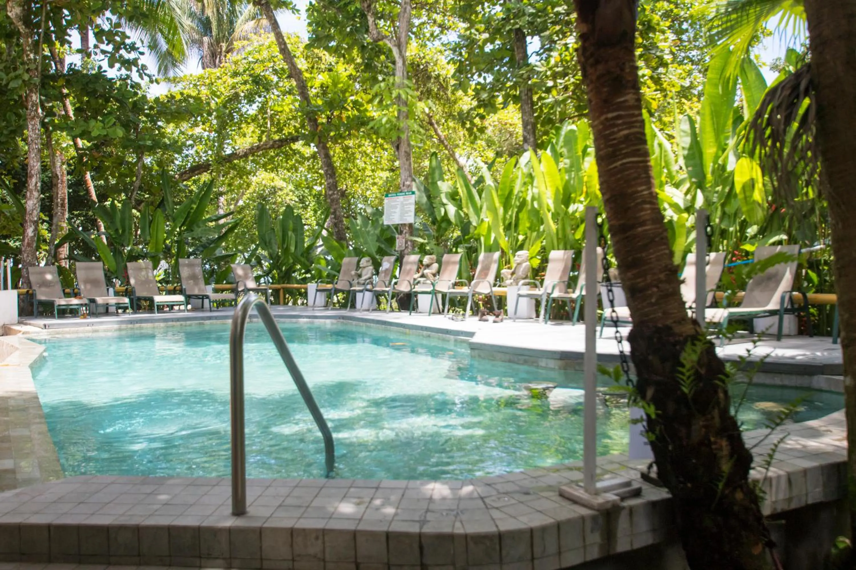 Swimming pool in Oceanfront Hotel Verde Mar direct access to the beach
