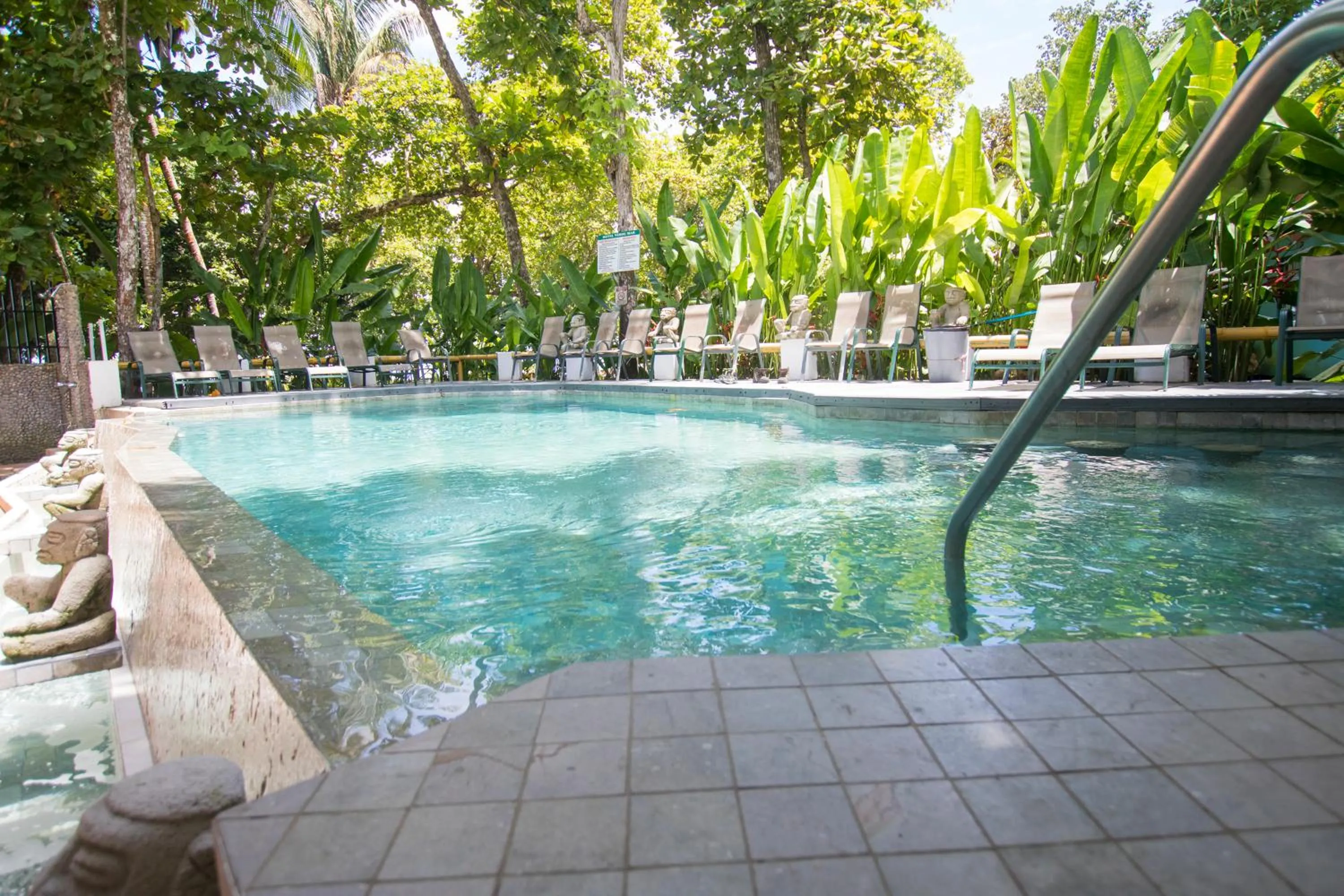 Swimming pool in Oceanfront Hotel Verde Mar direct access to the beach