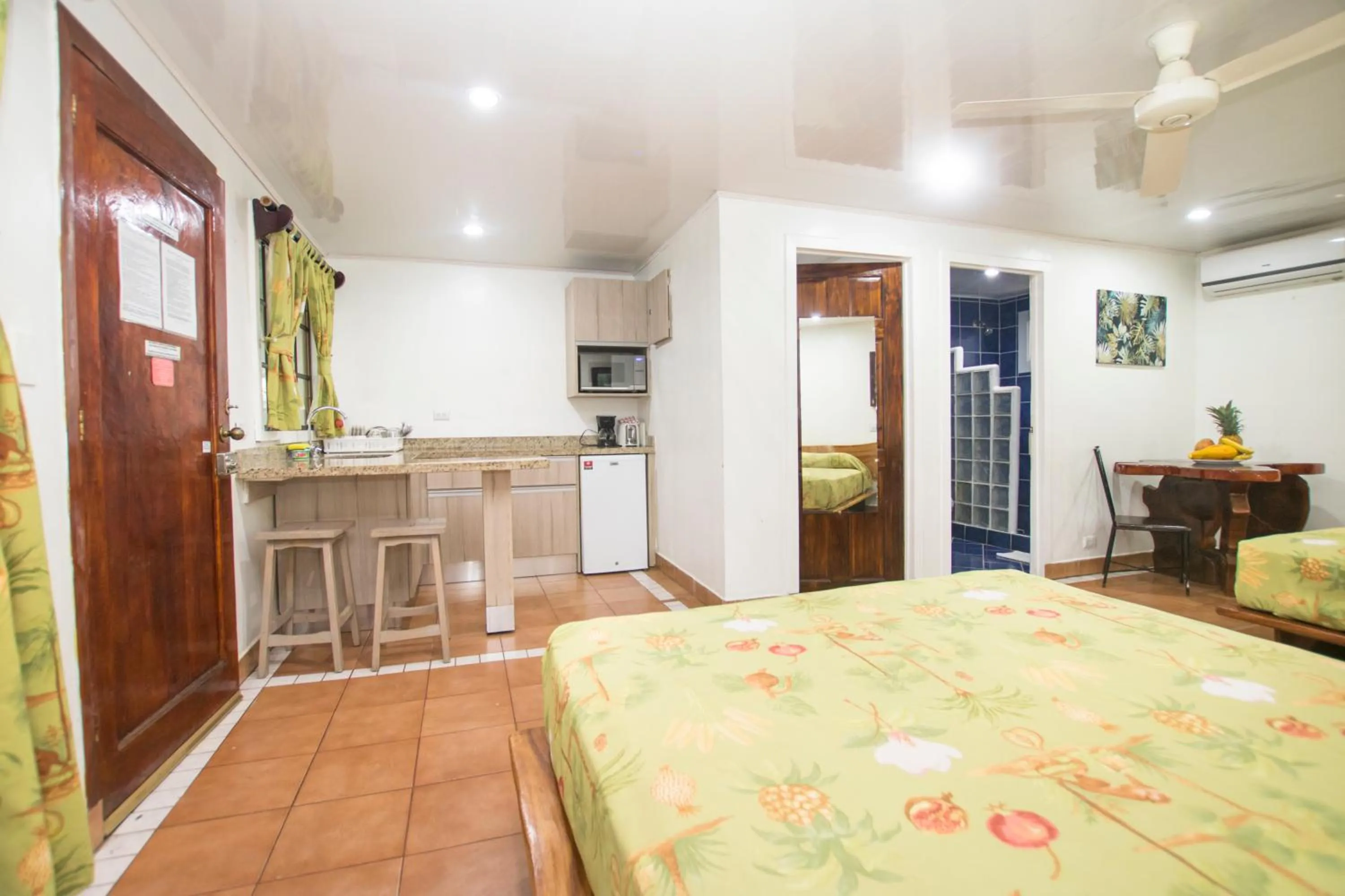 Photo of the whole room, Bed in Oceanfront Hotel Verde Mar direct access to the beach