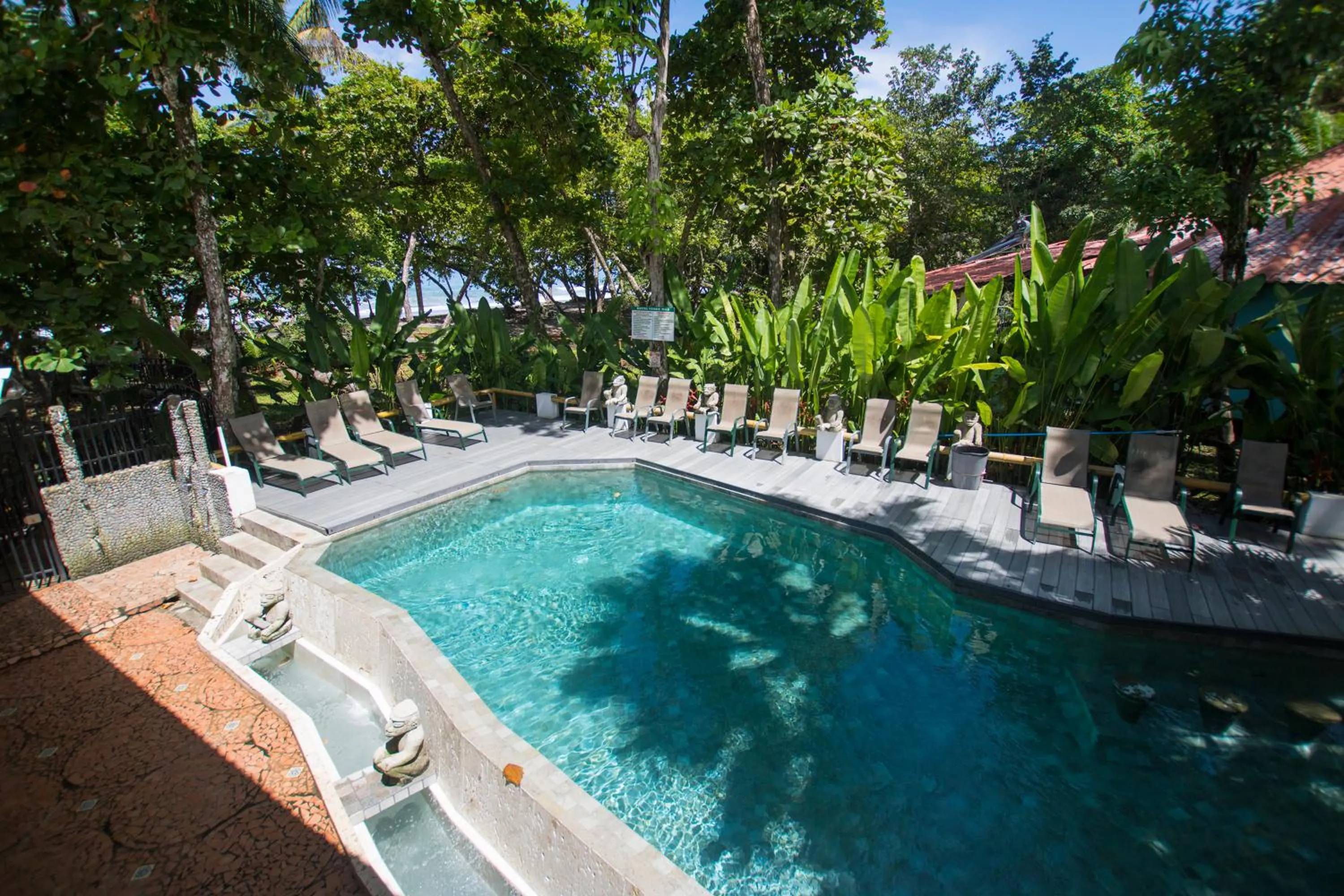 Swimming pool in Oceanfront Hotel Verde Mar direct access to the beach
