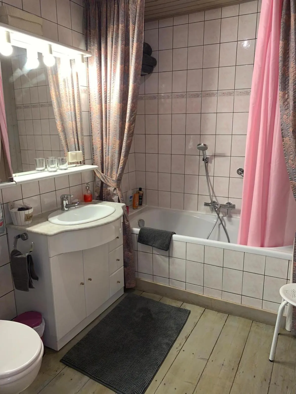 Internal: Not applicable to any particular room in La Pie qui Chante