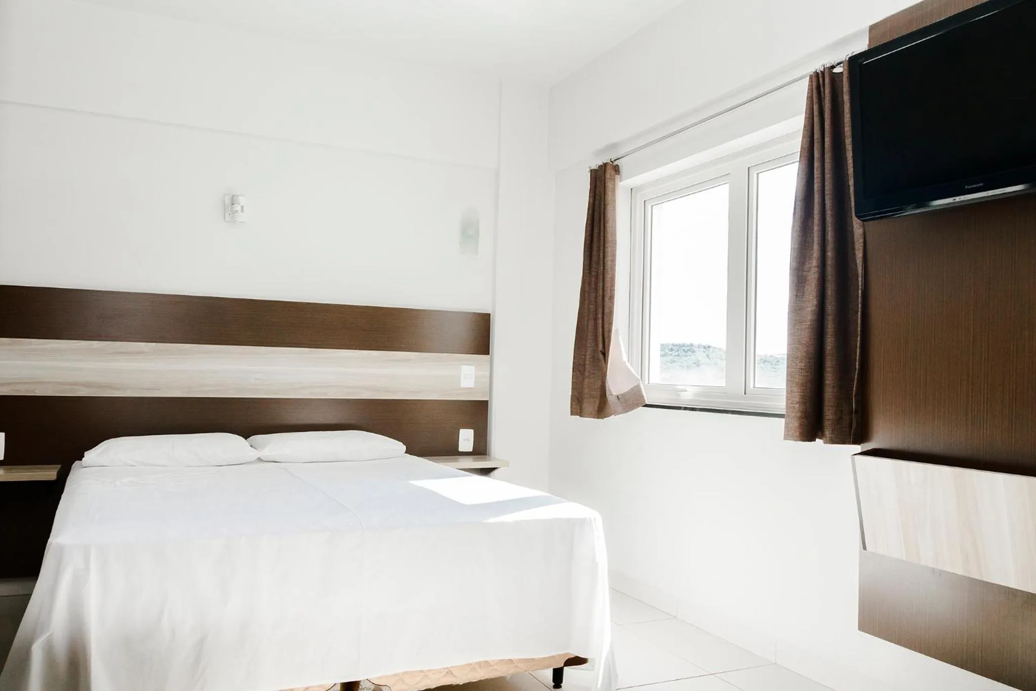 Communal lounge/ TV room, Bed in La Vitre Hotel