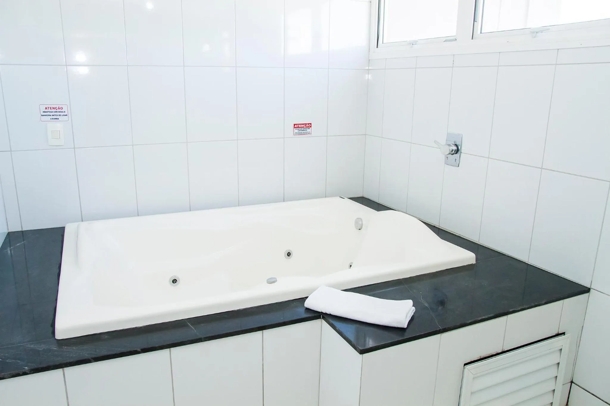 Hot Tub in La Vitre Hotel