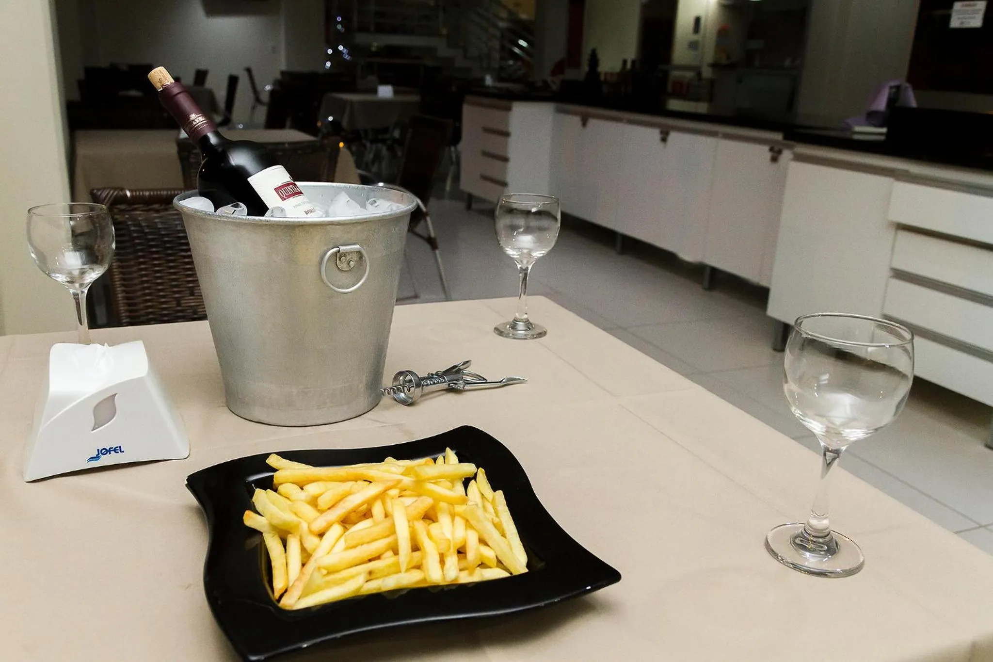 Restaurant/places to eat in La Vitre Hotel