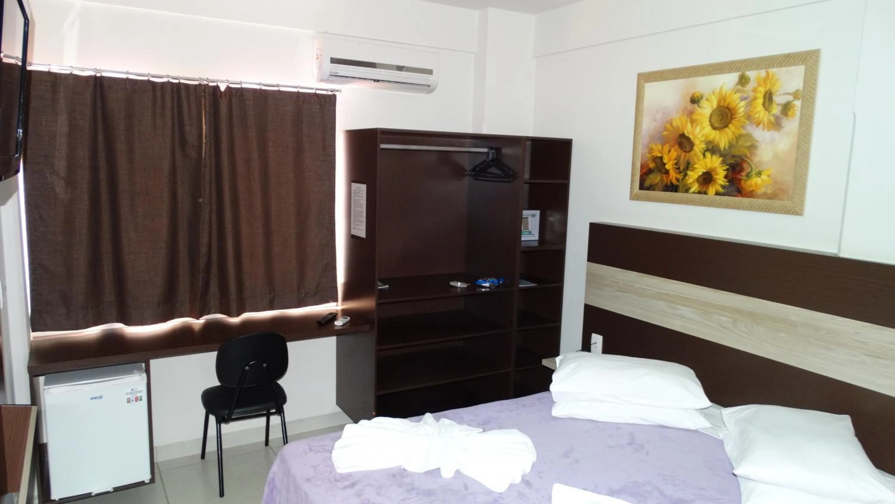 Photo of the whole room, Bed in La Vitre Hotel