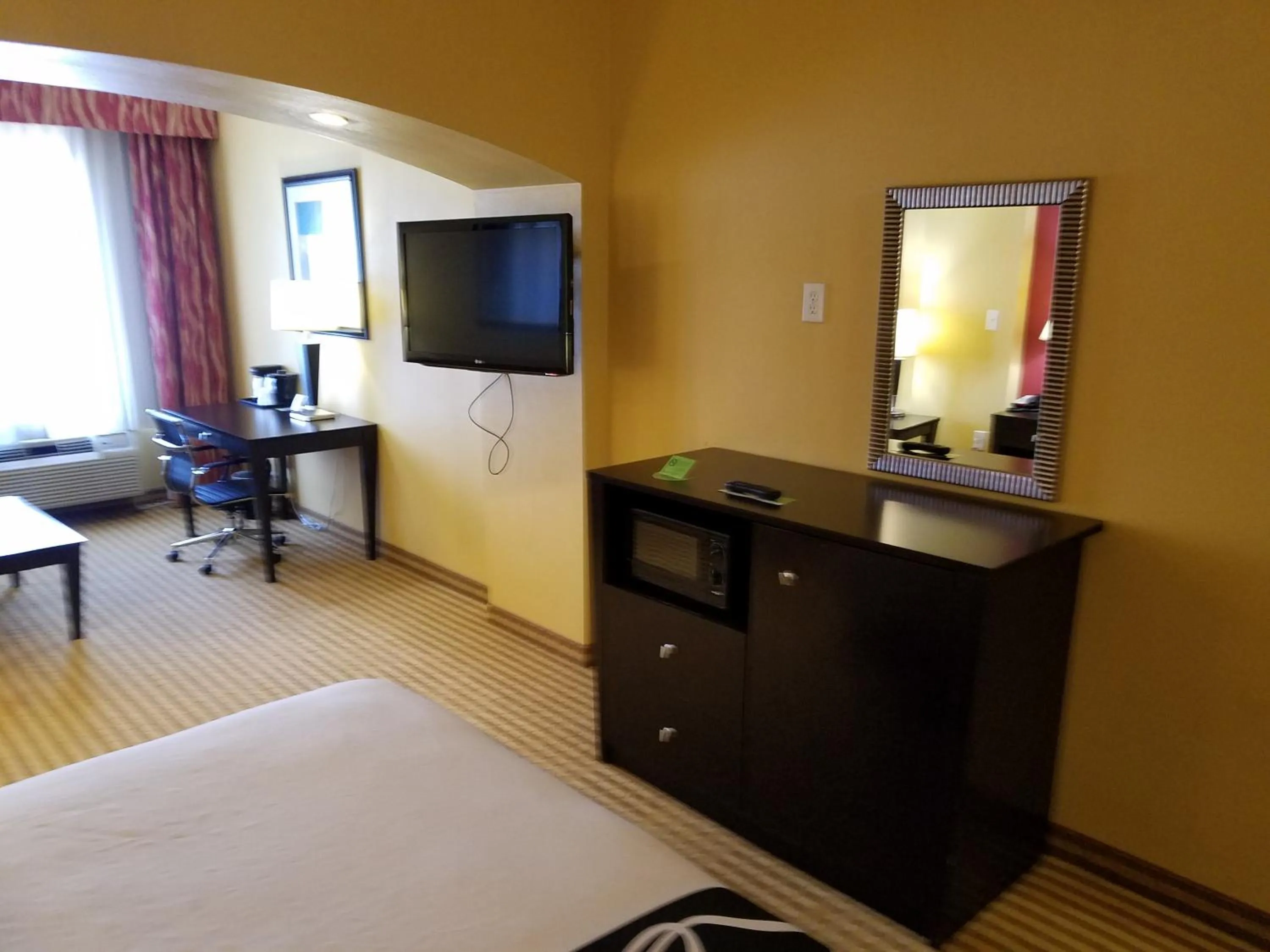 TV and multimedia in La Quinta by Wyndham Atlanta Union City