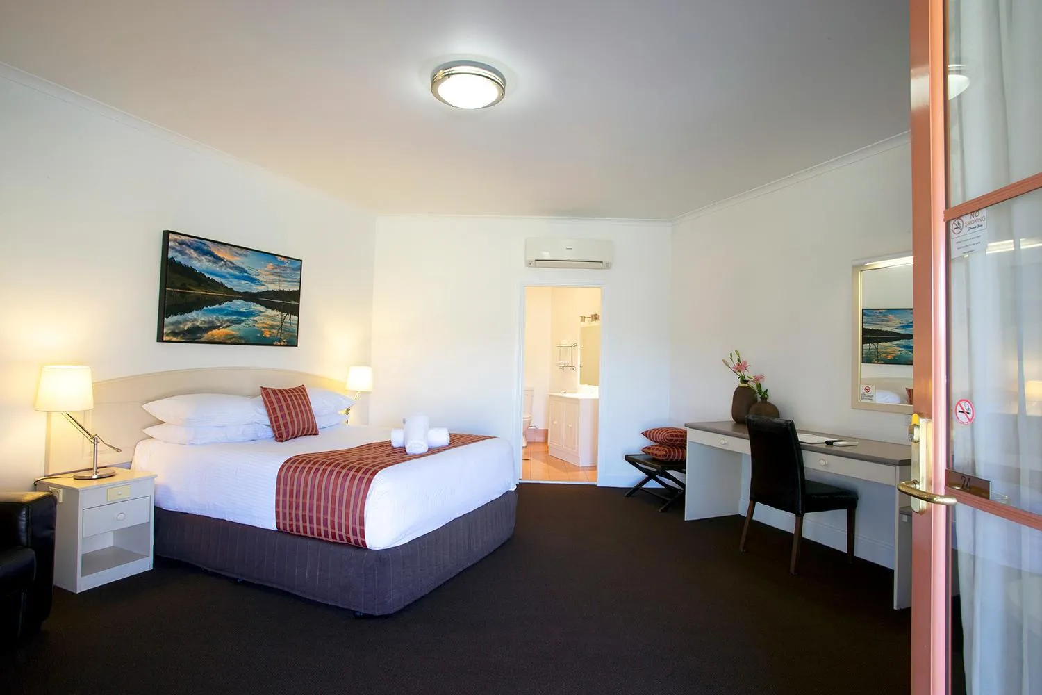 Bedroom, Bed in Bowen Inn Motel