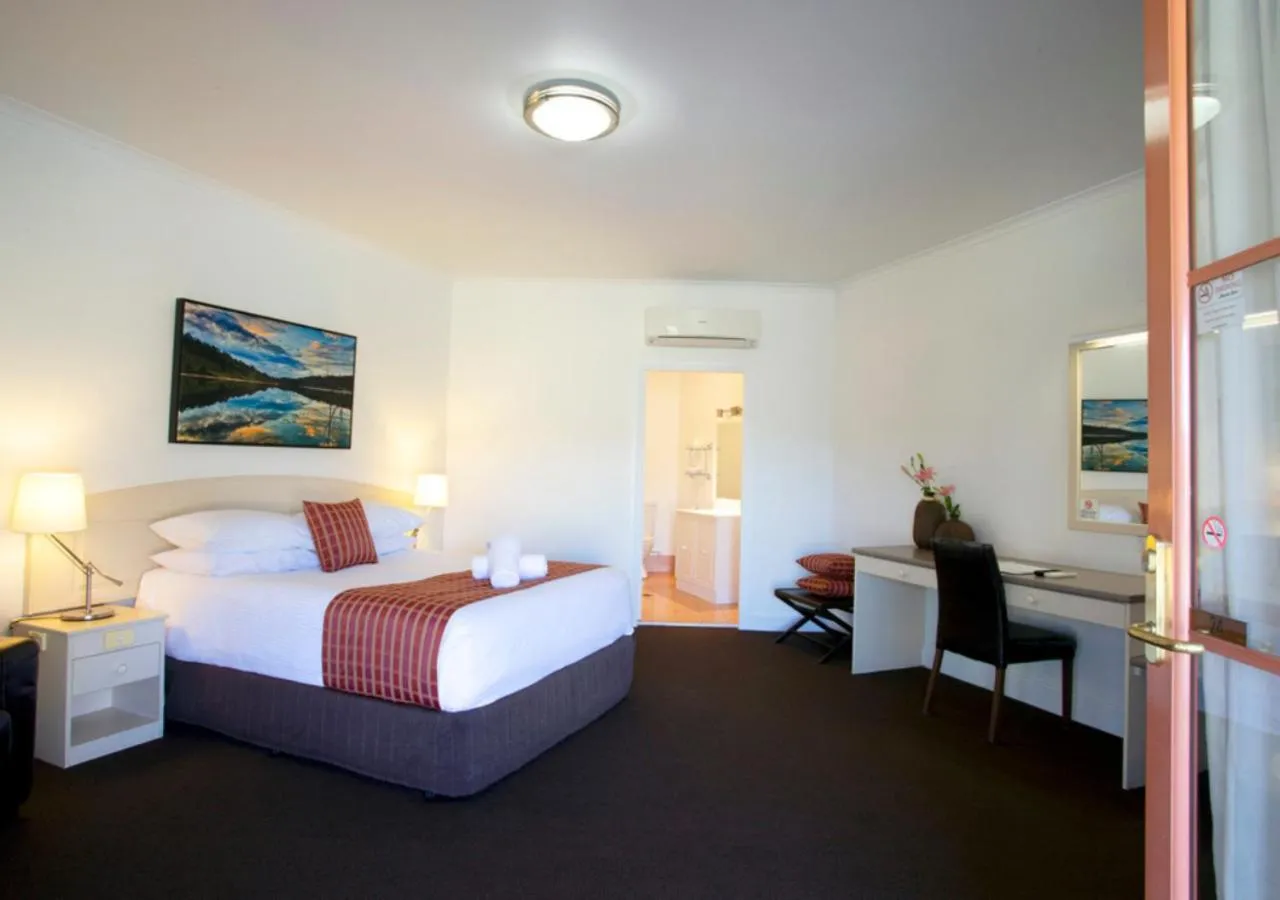 Bedroom, Bed in Bowen Inn Motel