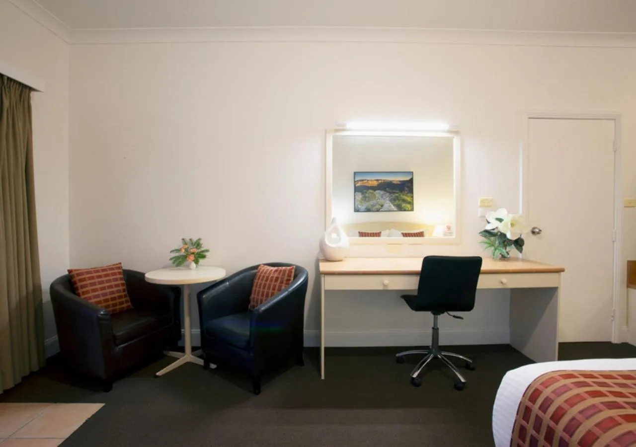 Bedroom, Bed in Bowen Inn Motel