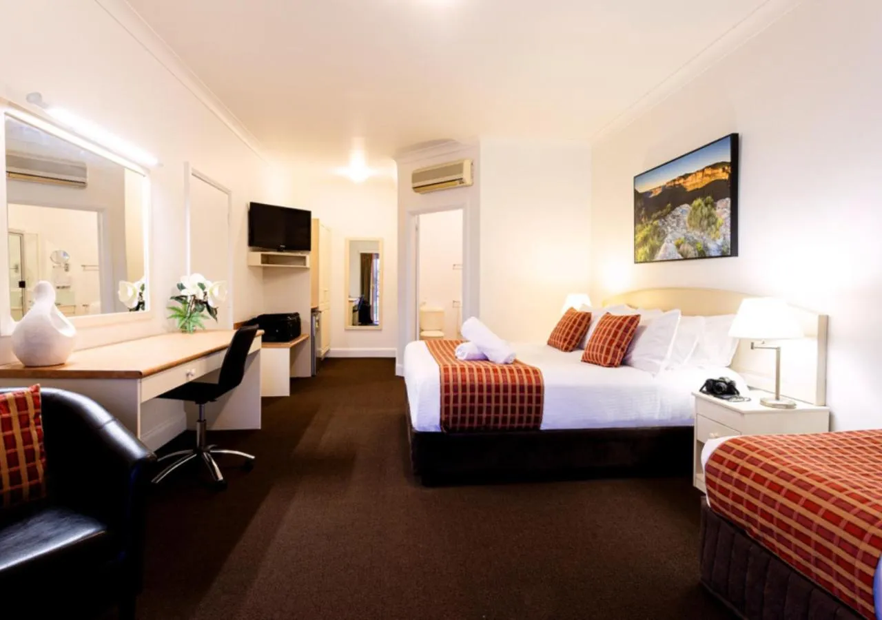 Bedroom, Bed in Bowen Inn Motel