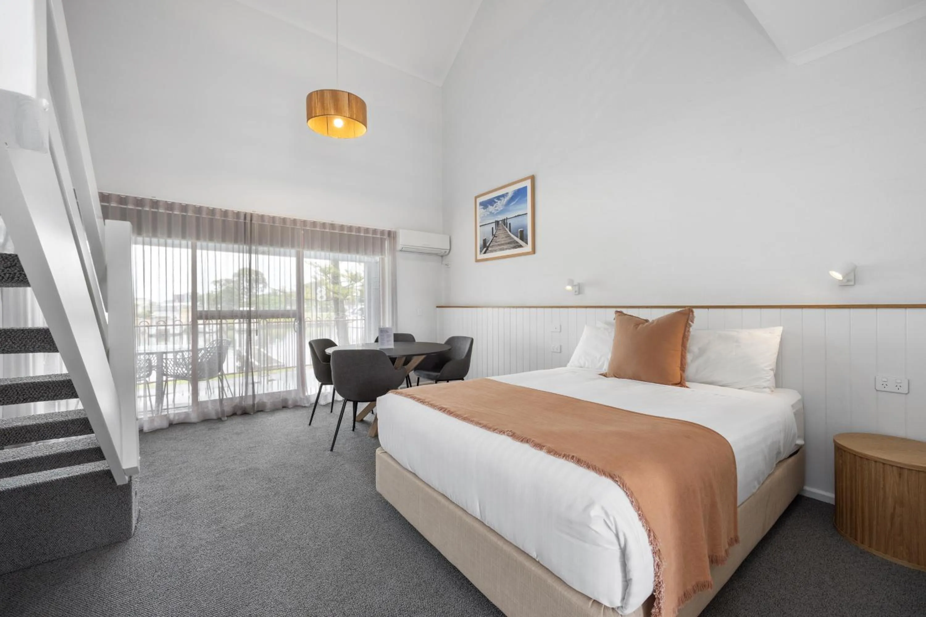 Bed in Mariners Cove Waterfront Motel and Apartments