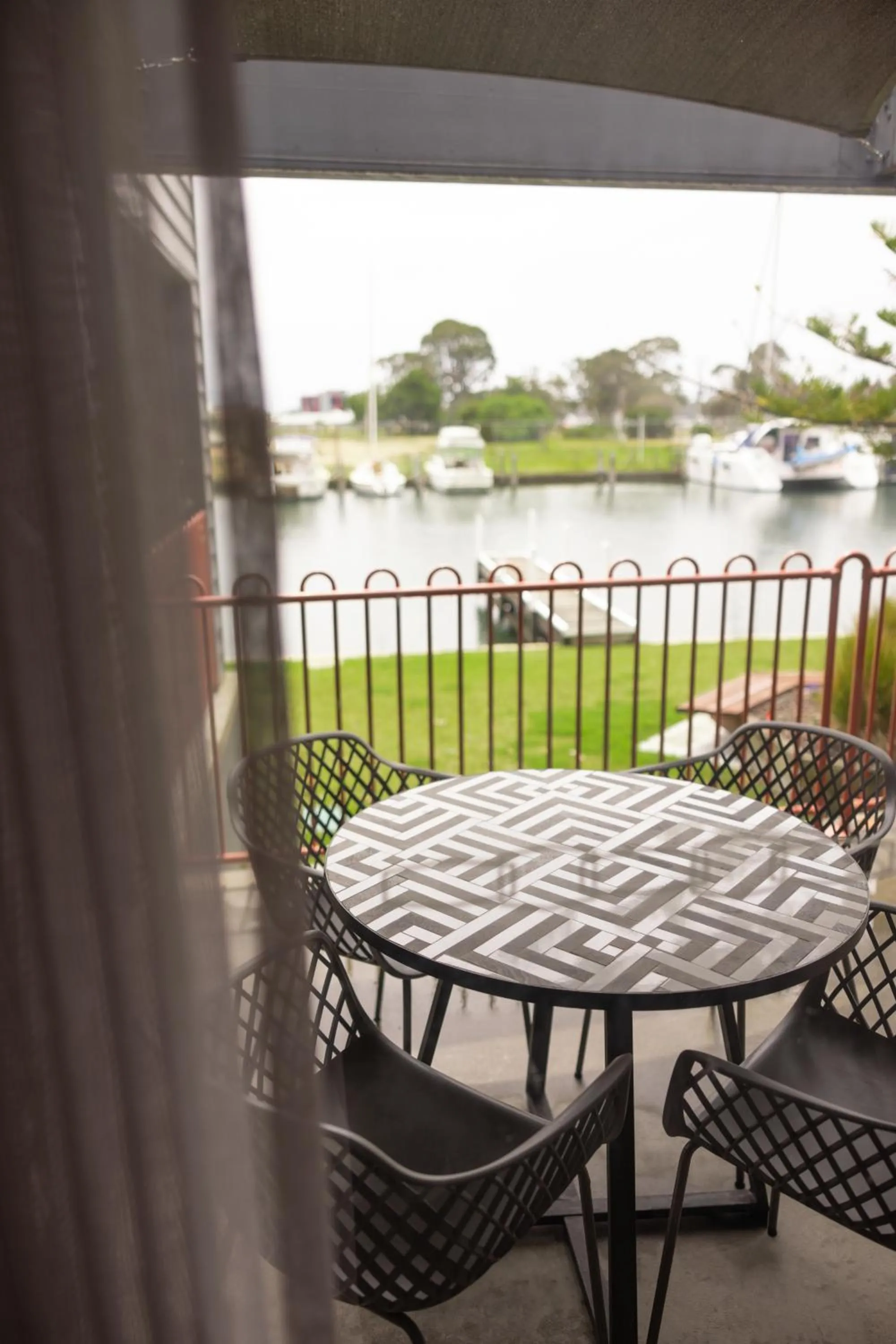 Mariners Cove Waterfront Motel and Apartments