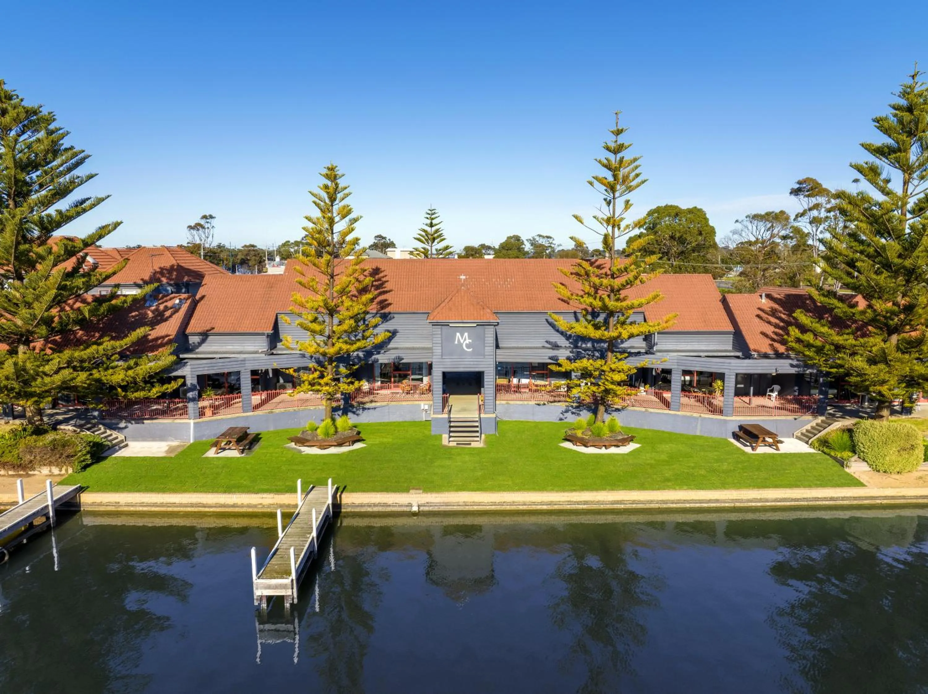 Property building in Mariners Cove Waterfront Motel and Apartments