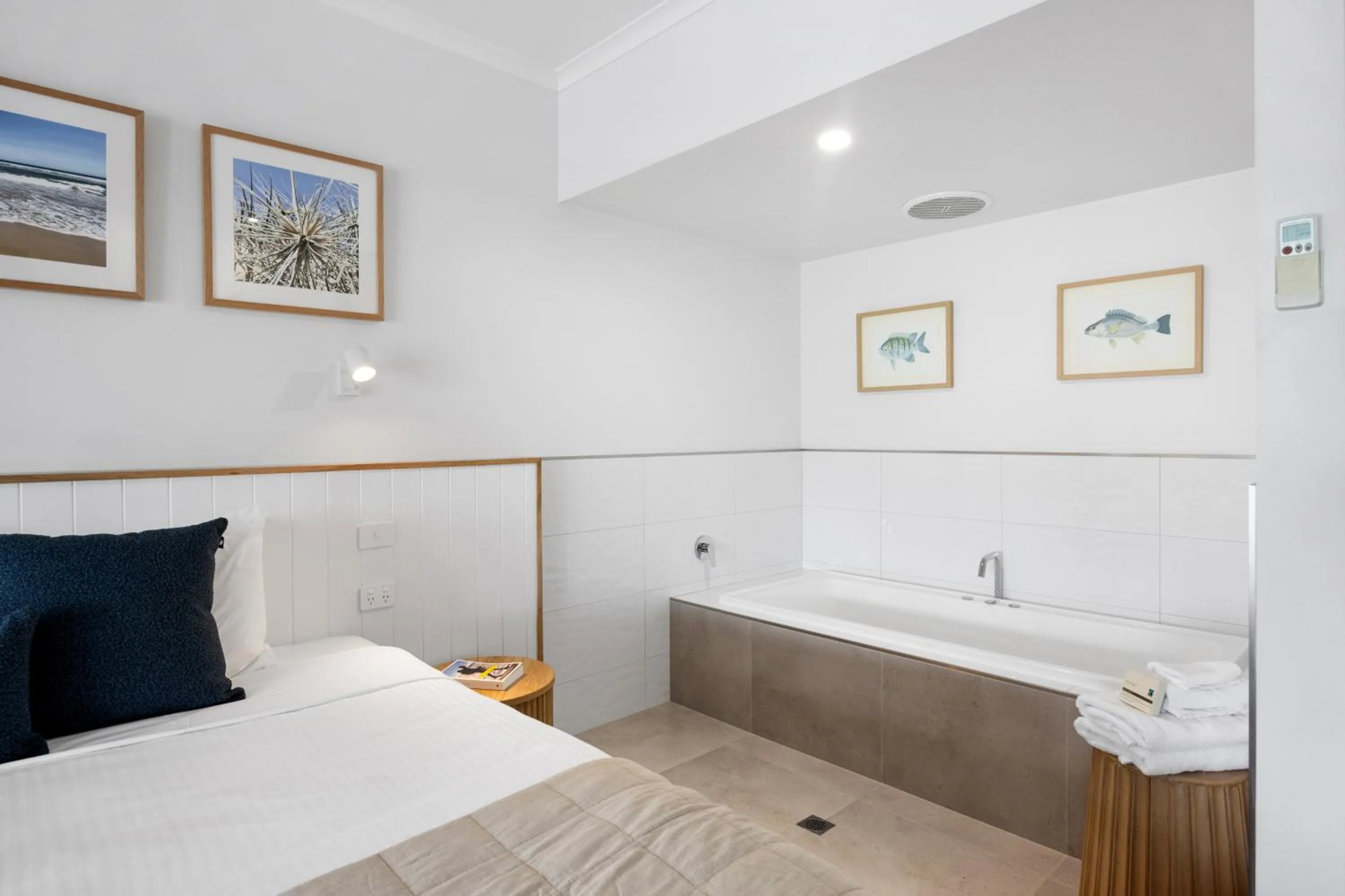 Bed in Mariners Cove Waterfront Motel and Apartments