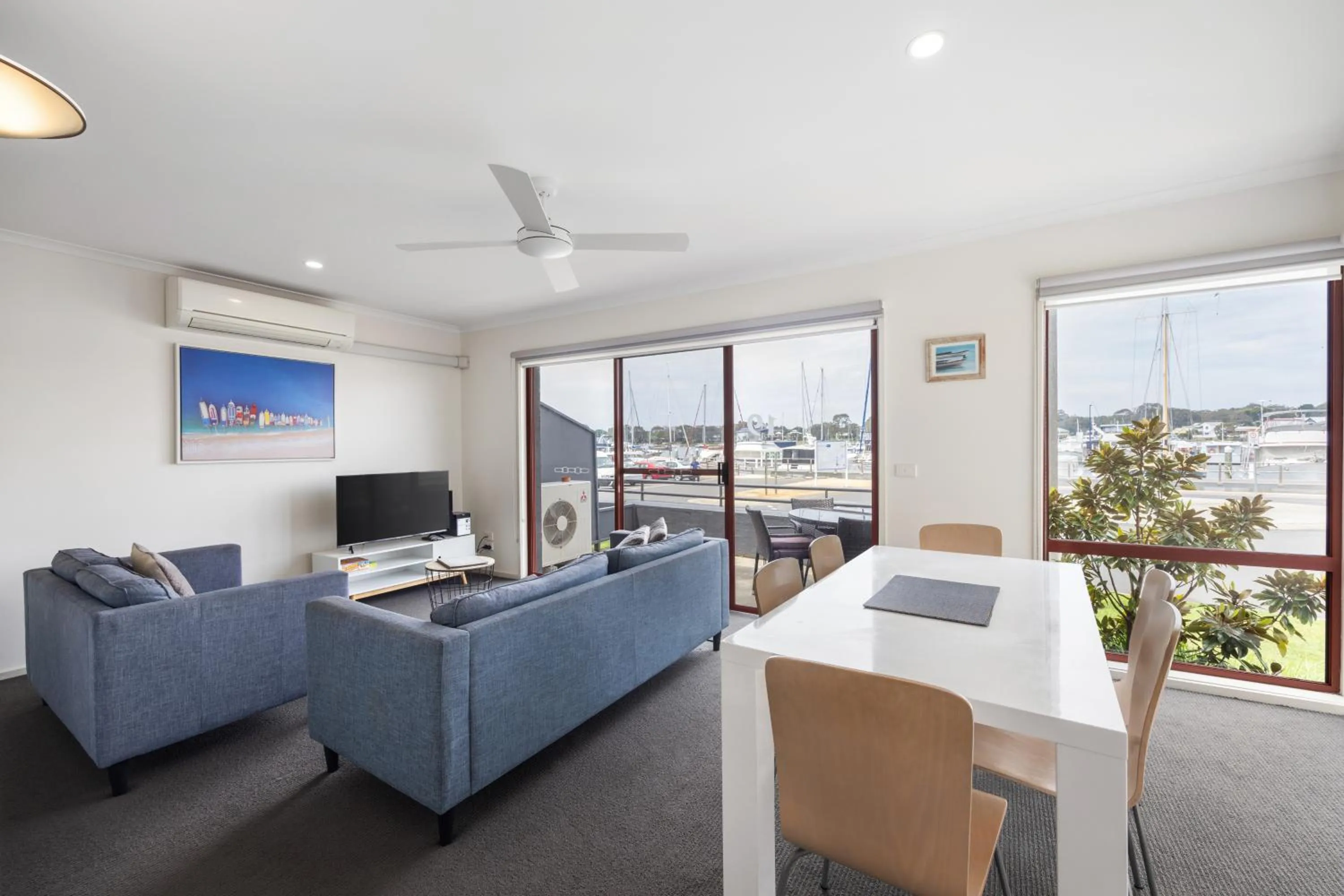 Mariners Cove Waterfront Motel and Apartments