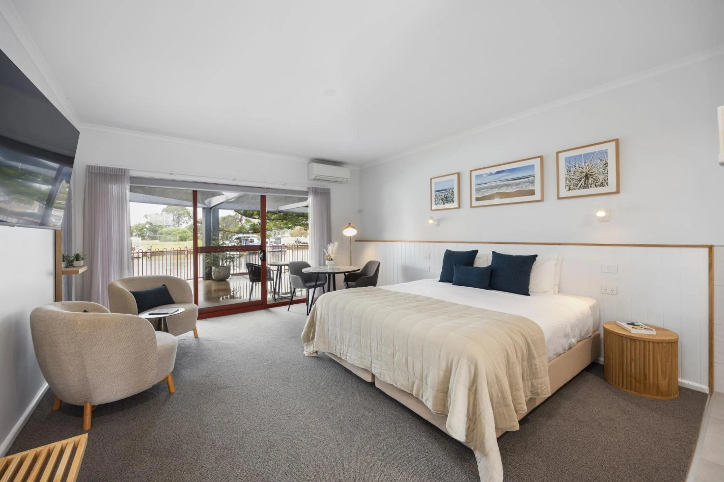 King Room with Spa Bath in Mariners Cove Waterfront Motel and Apartments