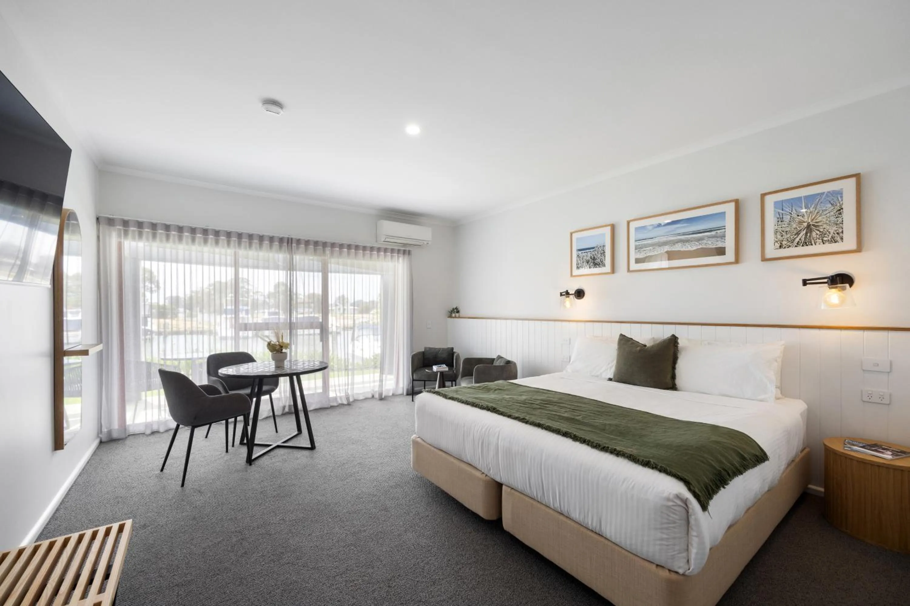 Bed in Mariners Cove Waterfront Motel and Apartments