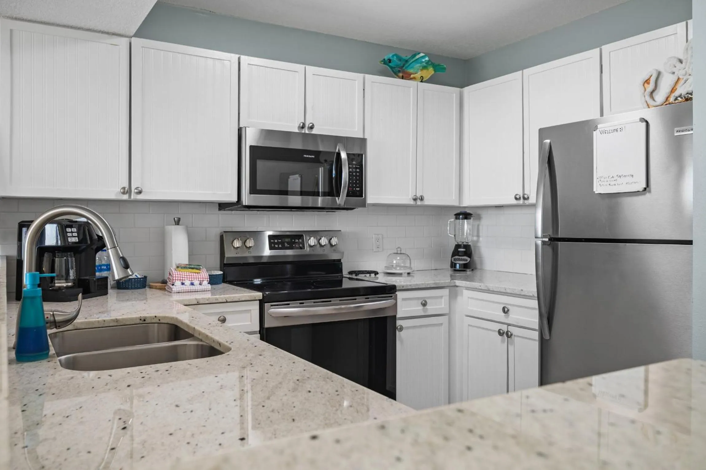Kitchen or kitchenette in Just Updated - Beachfront Ocean view, 19th Floor