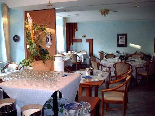 Restaurant/places to eat in Hotel Antares