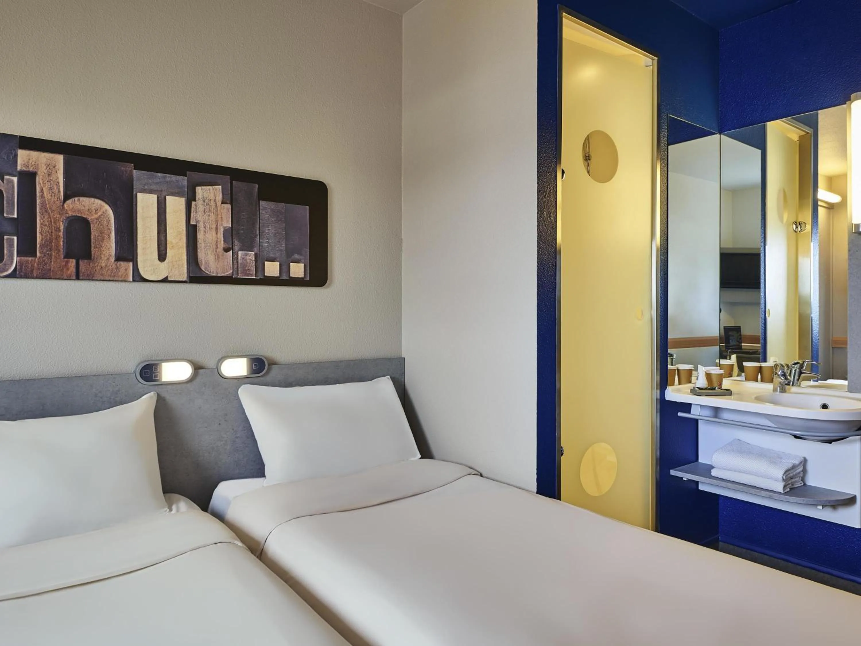 Bedroom, Bed in Ibis Budget Vélizy