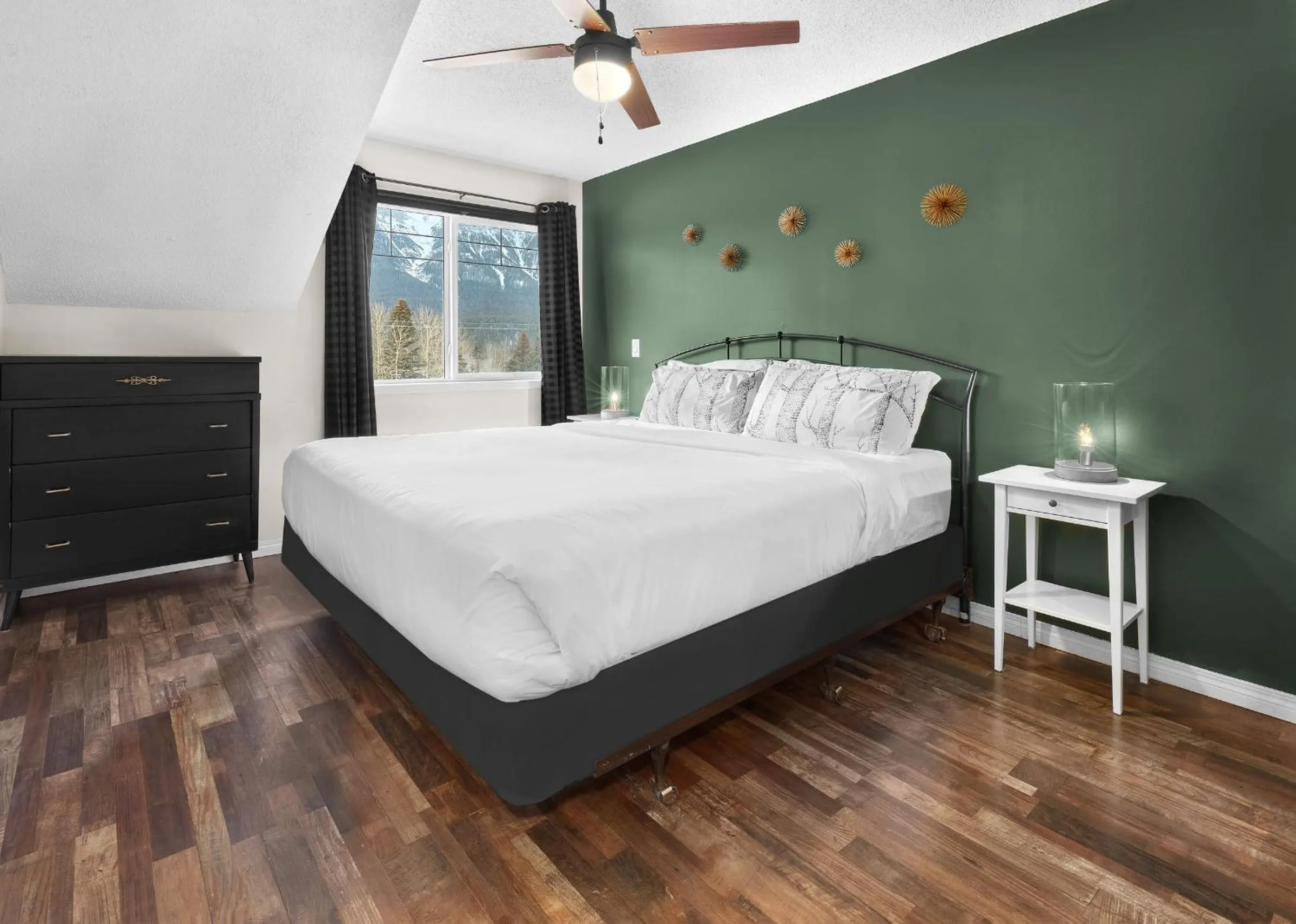 Bed in Mountain Gate - Pet Friendly 2BR w Mountain Views and open hot tub