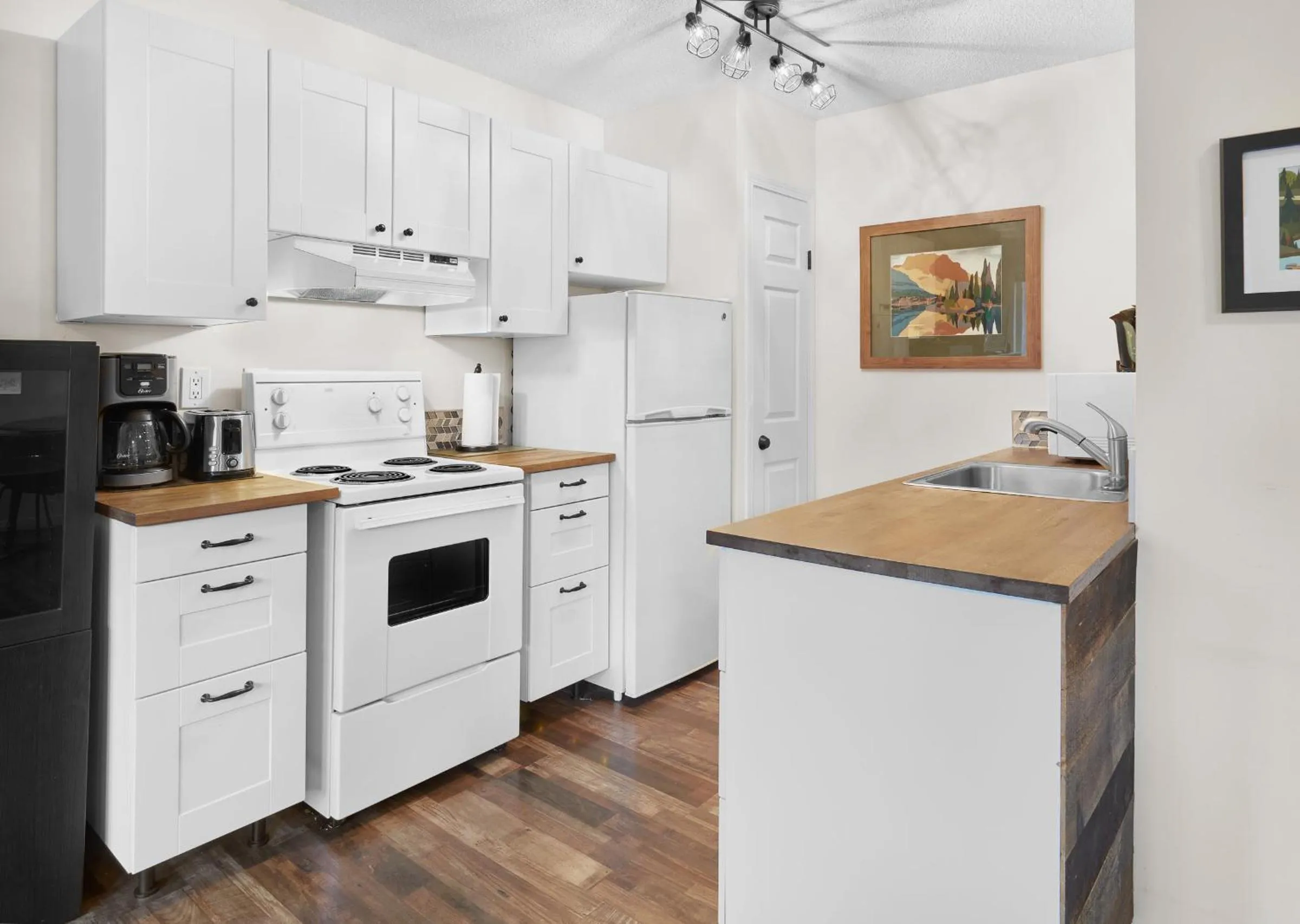 Mountain Gate - Pet Friendly 2BR w Mountain Views and open hot tub