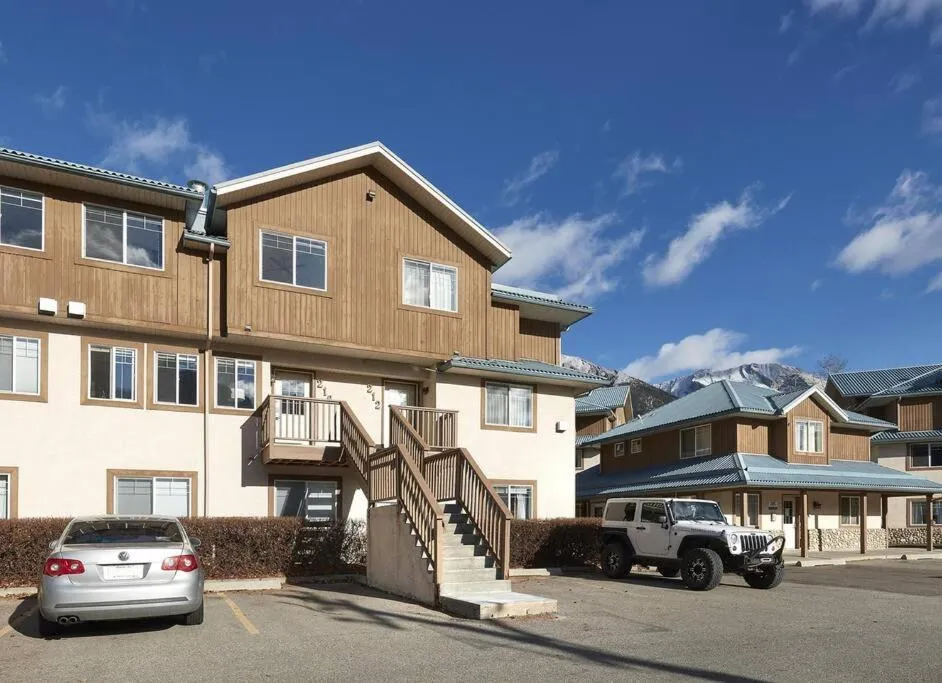 Mountain Gate - Pet Friendly 2BR w Mountain Views and open hot tub