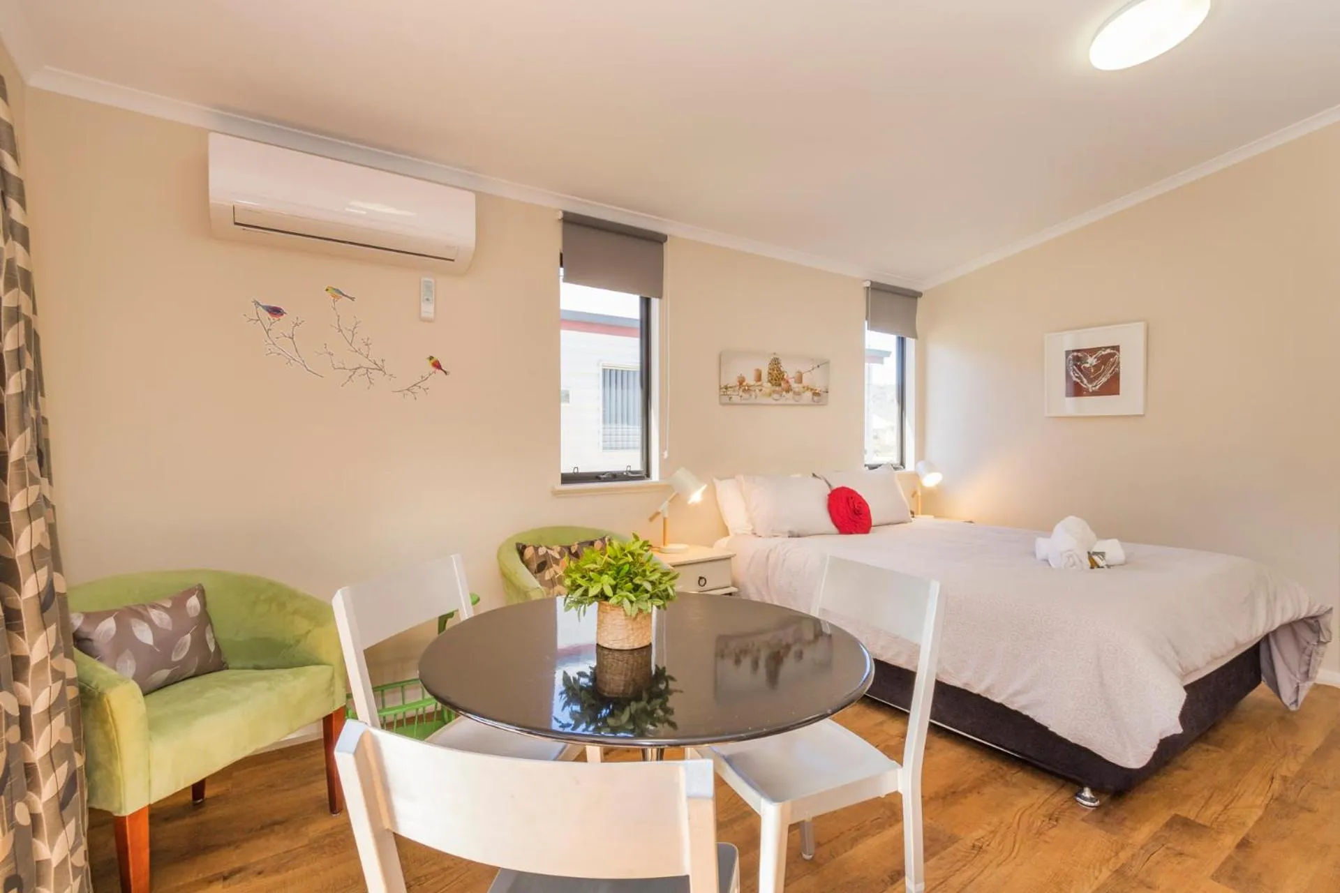 Living room, Bed in Tasman Holiday Parks - Serpentine Falls