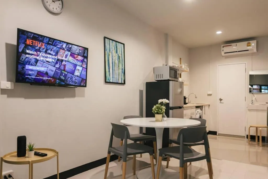 S2 Silom Large room 4-6 guests Full kitchen WIFI