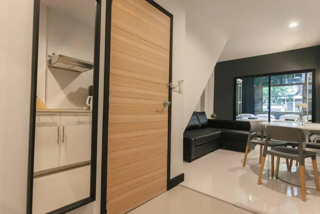 S2 Silom Large room 4-6 guests Full kitchen WIFI S2 Silom Large room 4-6 guests Full kitchen WIFI