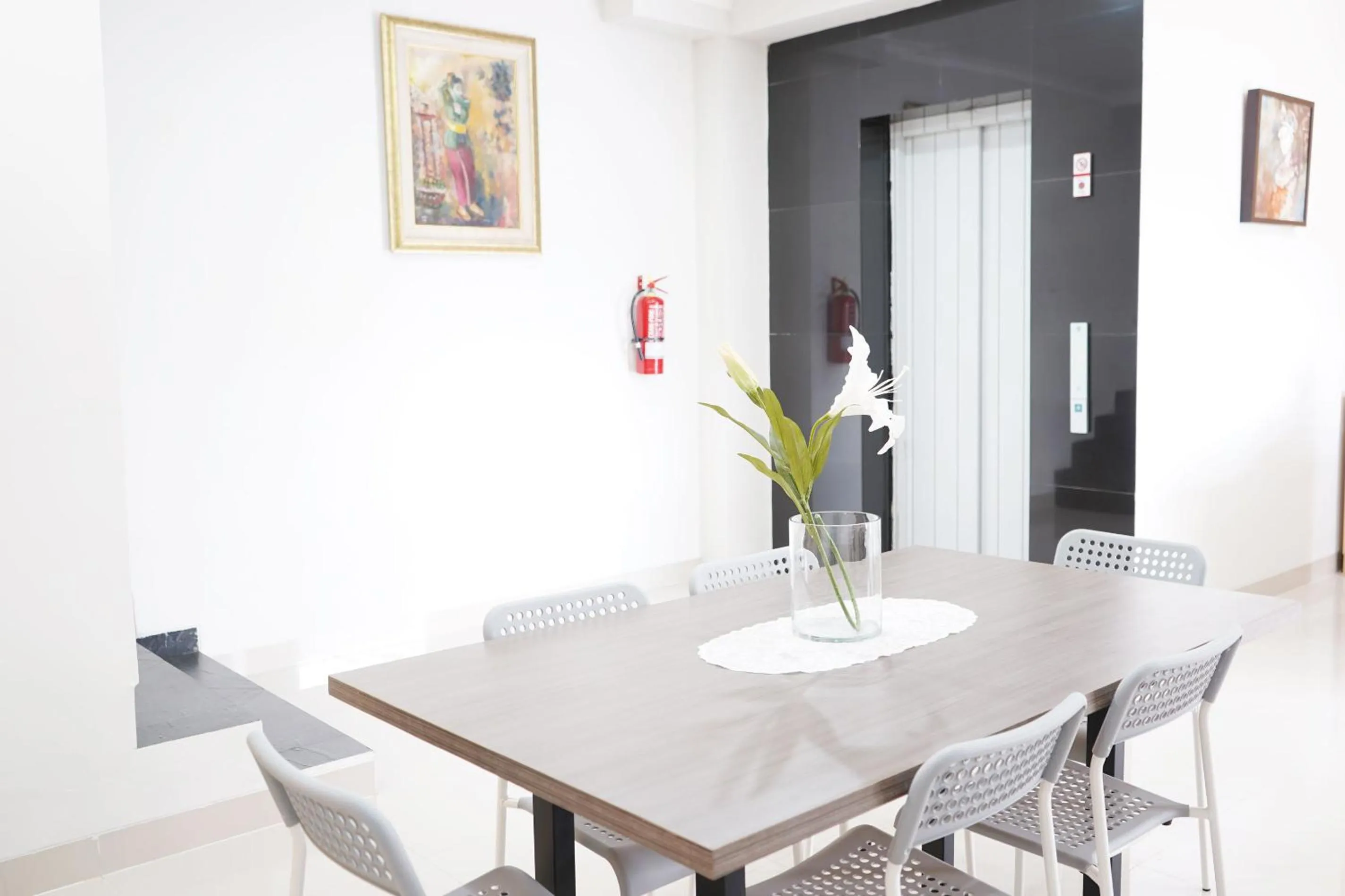 Dining area in UROOMS Senayan